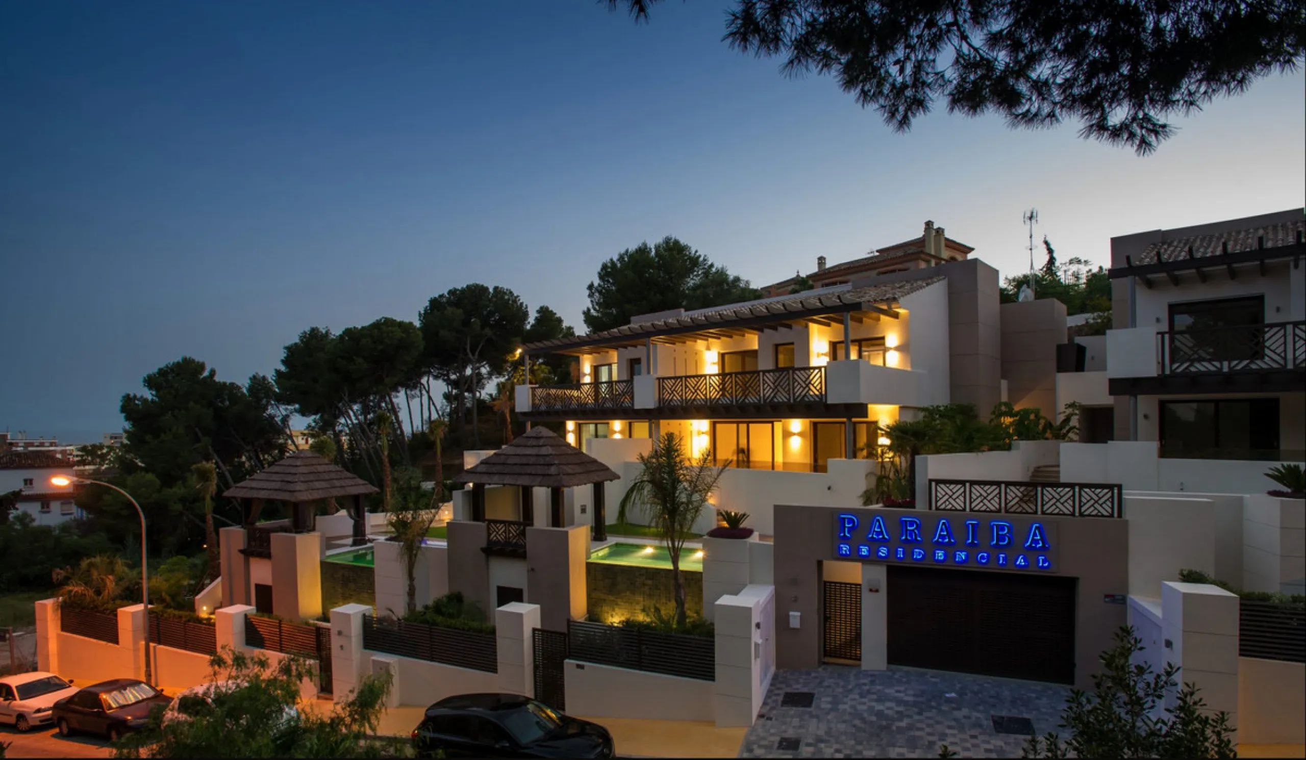 House with private pool in a fully enclosed urbanization with only 5 houses, in the center of Marbella.