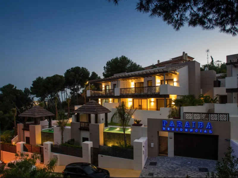 House with private pool in a fully enclosed urbanization with only 5 houses, in the center of Marbella.