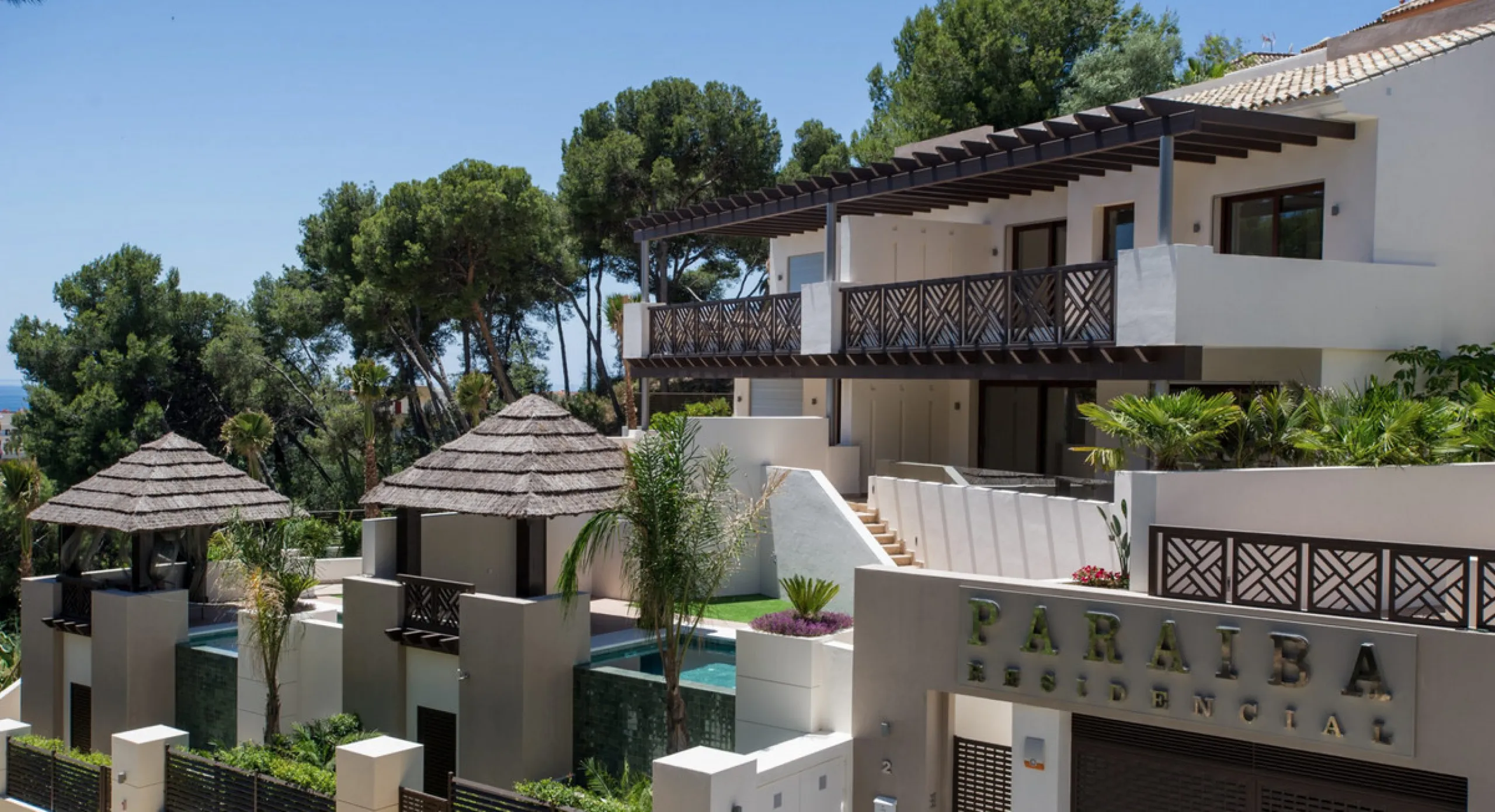 House with private pool in a fully enclosed urbanization with only 5 houses, in the center of Marbella.