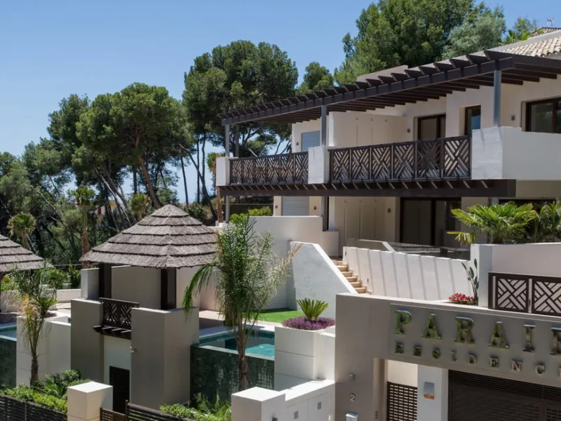 House with private pool in a fully enclosed urbanization with only 5 houses, in the center of Marbella.
