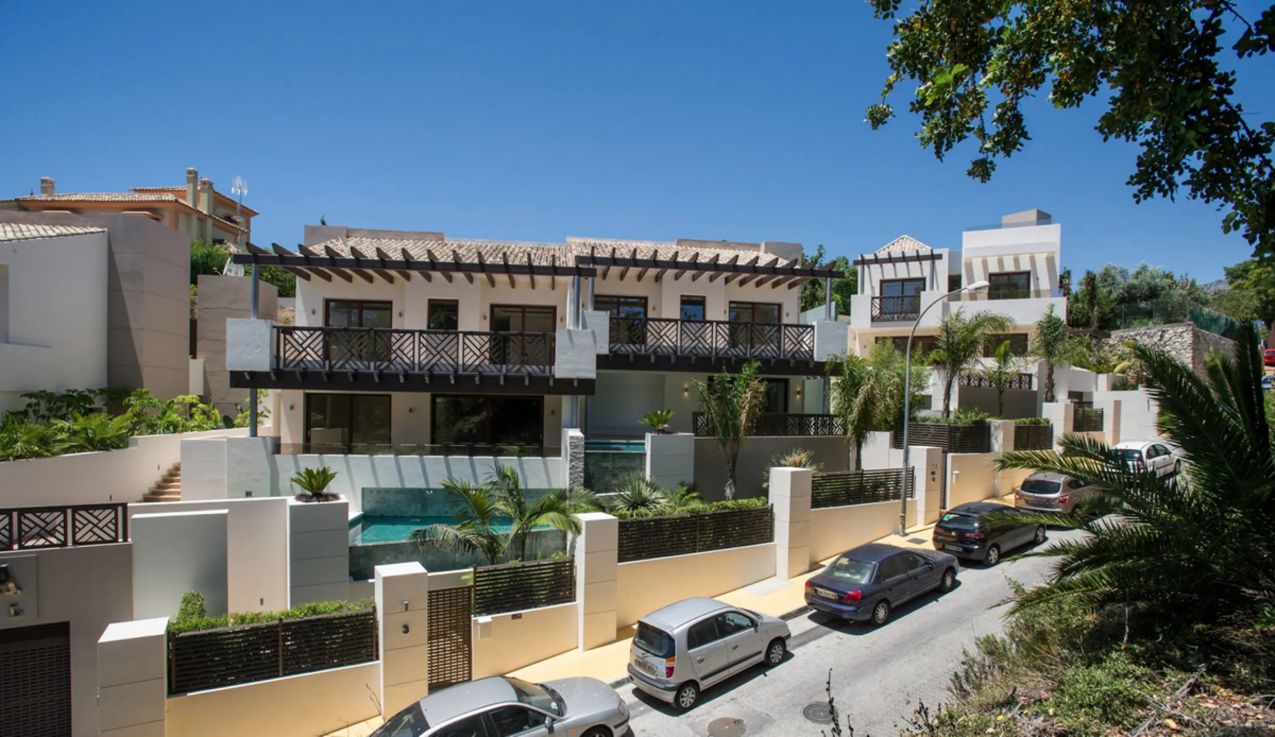 House with private pool in a fully enclosed urbanization with only 5 houses, in the center of Marbella.