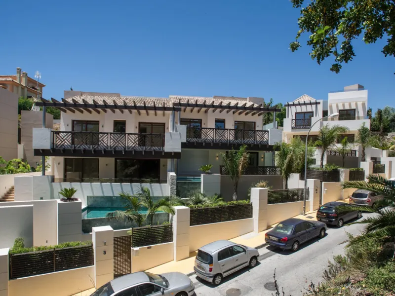 House with private pool in a fully enclosed urbanization with only 5 houses, in the center of Marbella.
