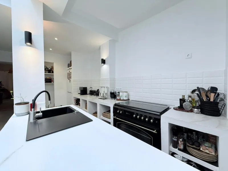 New to the Market | Stunning Renovated Townhouse in an Exceptional Central Location