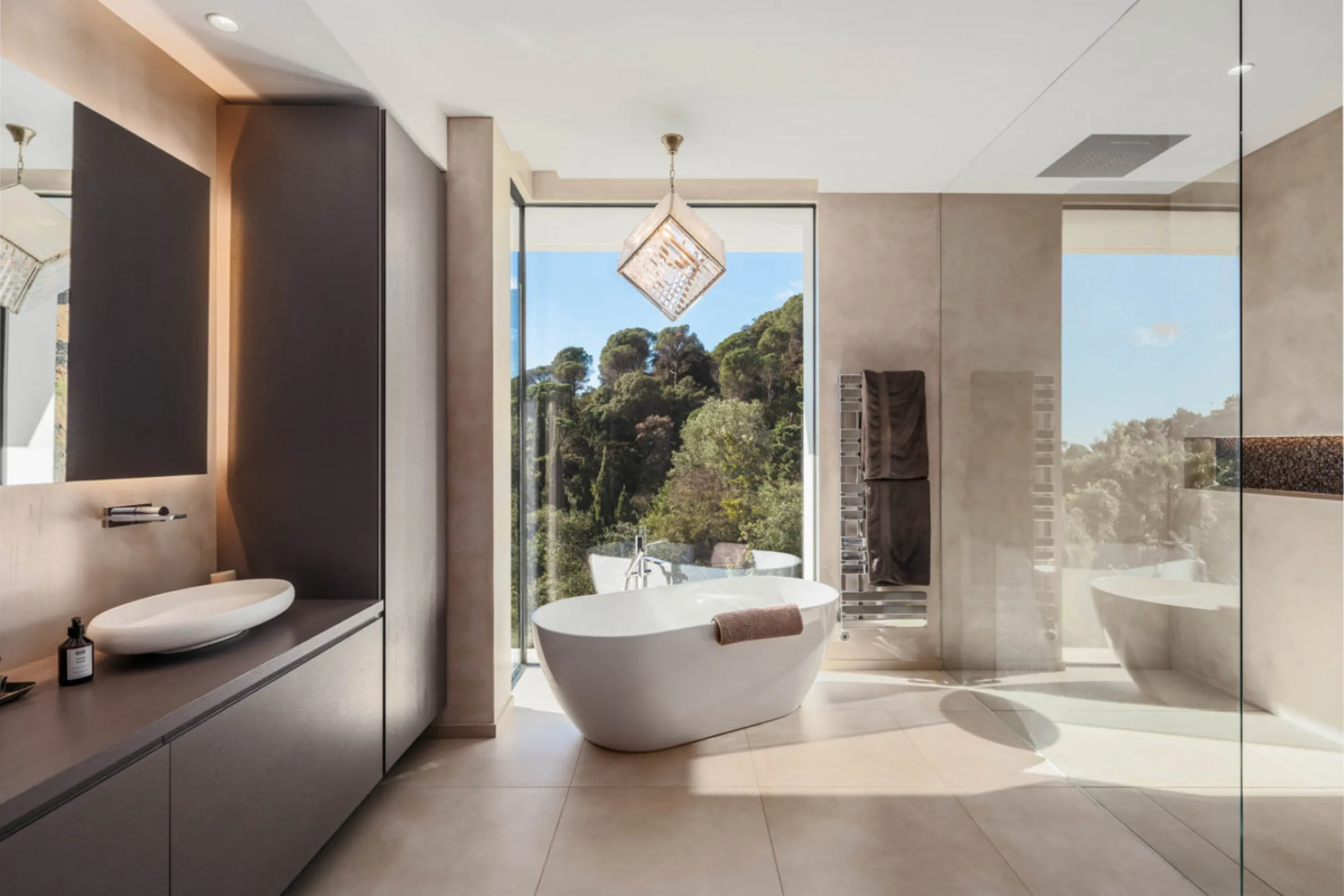 Designed by a distinguished architect, this villa is spread over two levels with an impressive built area. It features five luxurious bedrooms, each with its ensuite bathroom, an additional guest toilet, and a guest apartment that matches the main villa's