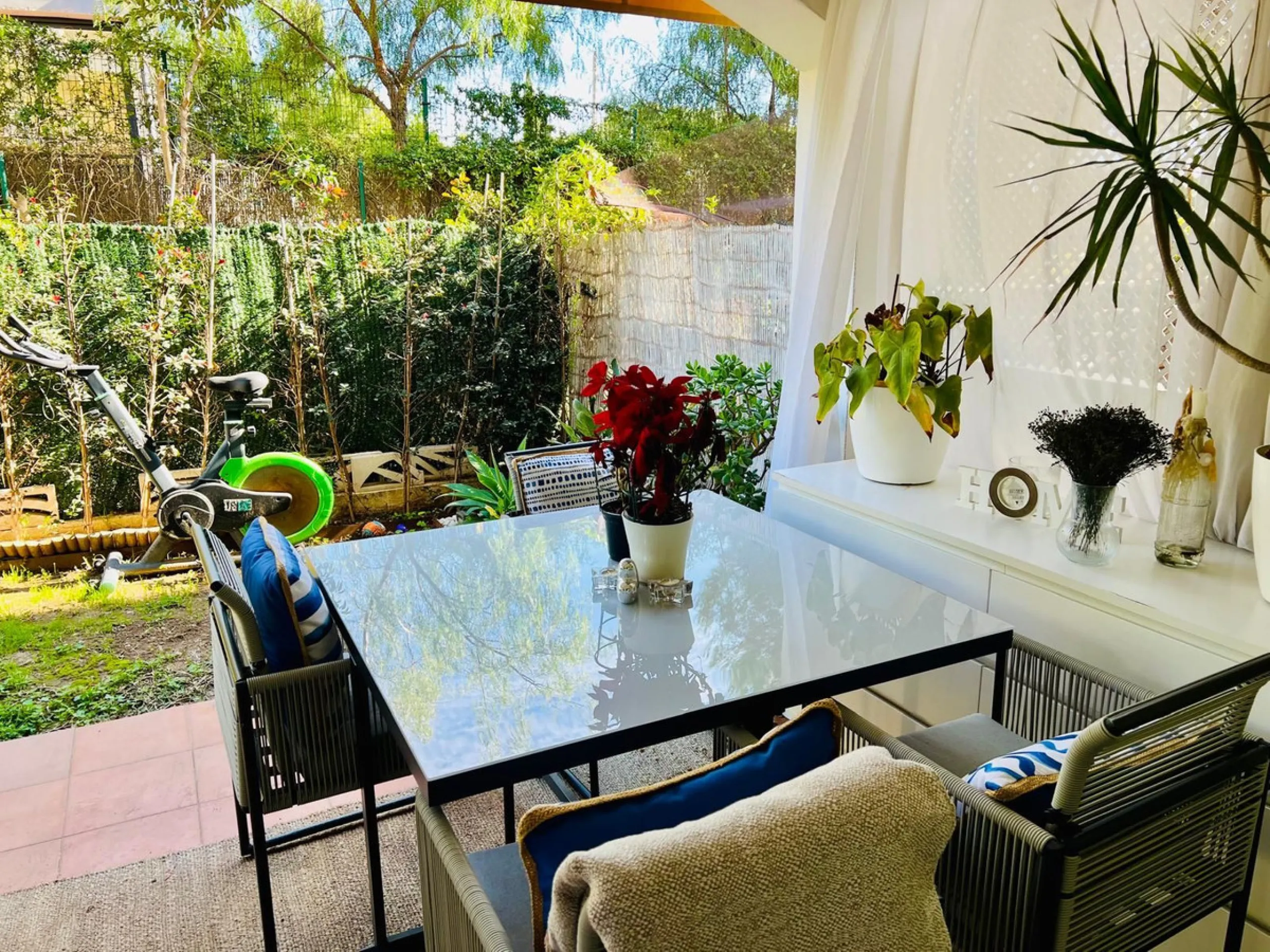 Discover this exclusive ground-floor apartment located in one of the most prestigious residential complexes in Nagüeles, in the sought-after La Carolina – Guadalpín area of ​​Marbella. A privileged location that combines tranquility, security, and proximi