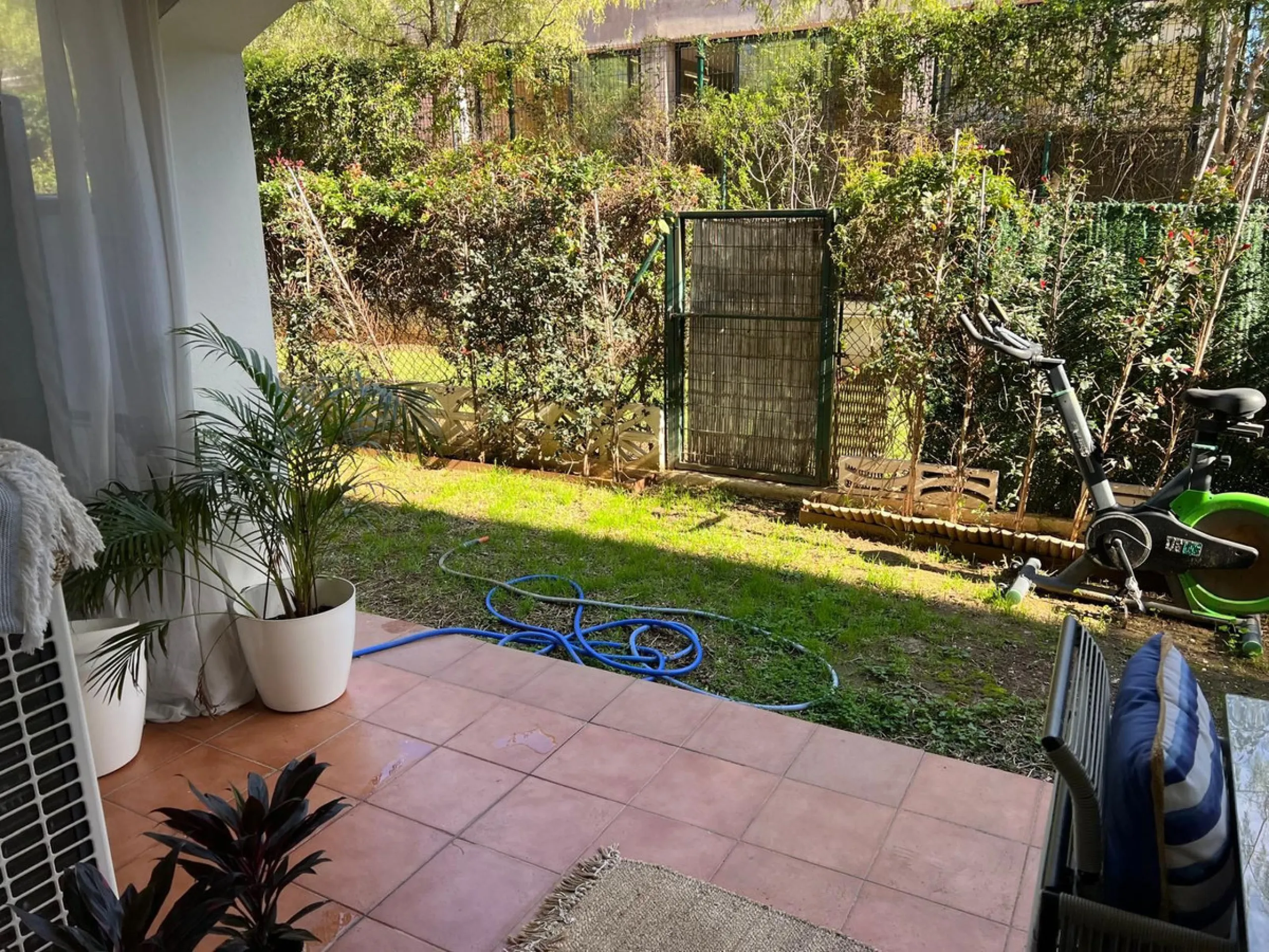 Discover this exclusive ground-floor apartment located in one of the most prestigious residential complexes in Nagüeles, in the sought-after La Carolina – Guadalpín area of ​​Marbella. A privileged location that combines tranquility, security, and proximi