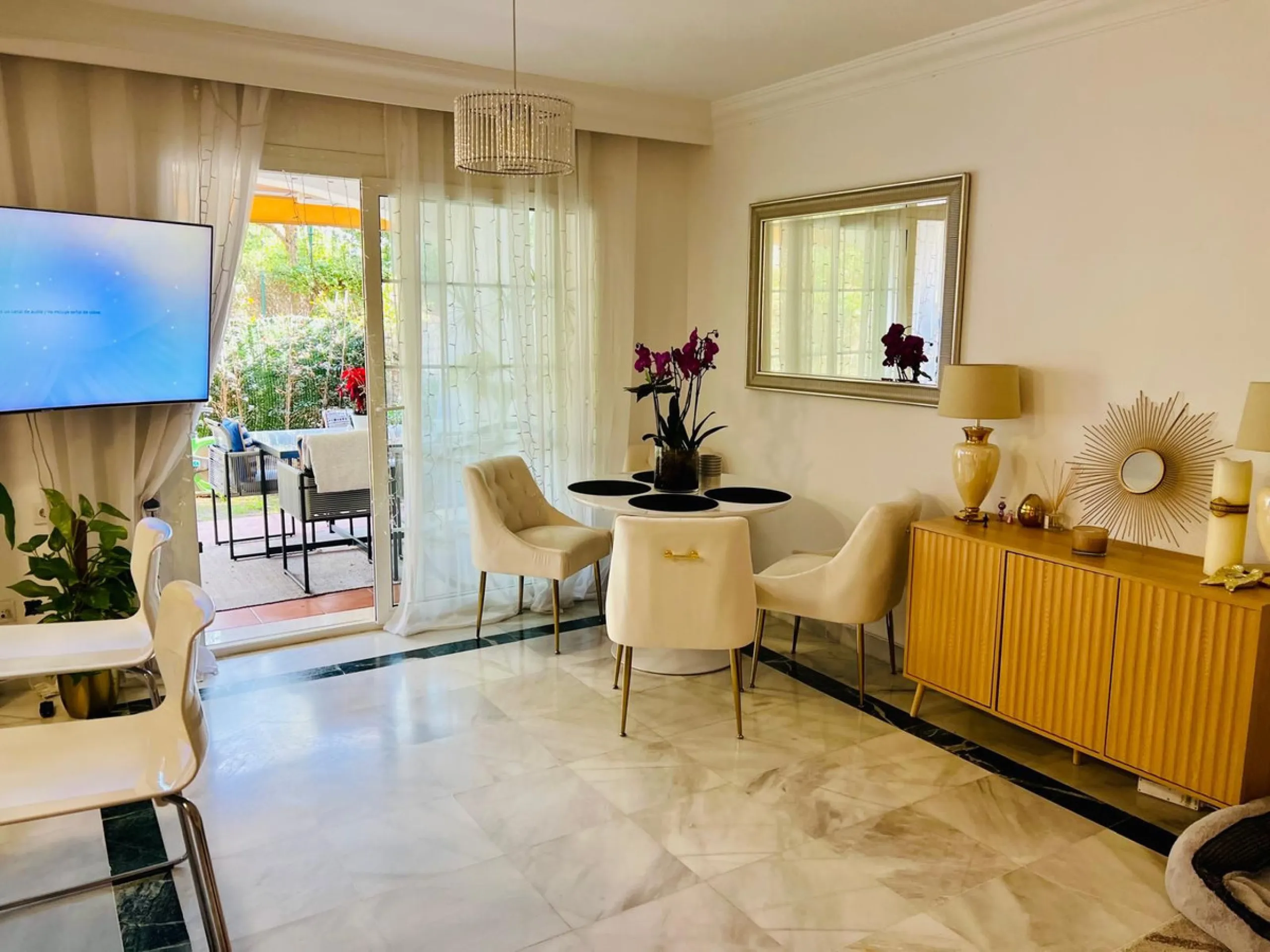 Discover this exclusive ground-floor apartment located in one of the most prestigious residential complexes in Nagüeles, in the sought-after La Carolina – Guadalpín area of ​​Marbella. A privileged location that combines tranquility, security, and proximi