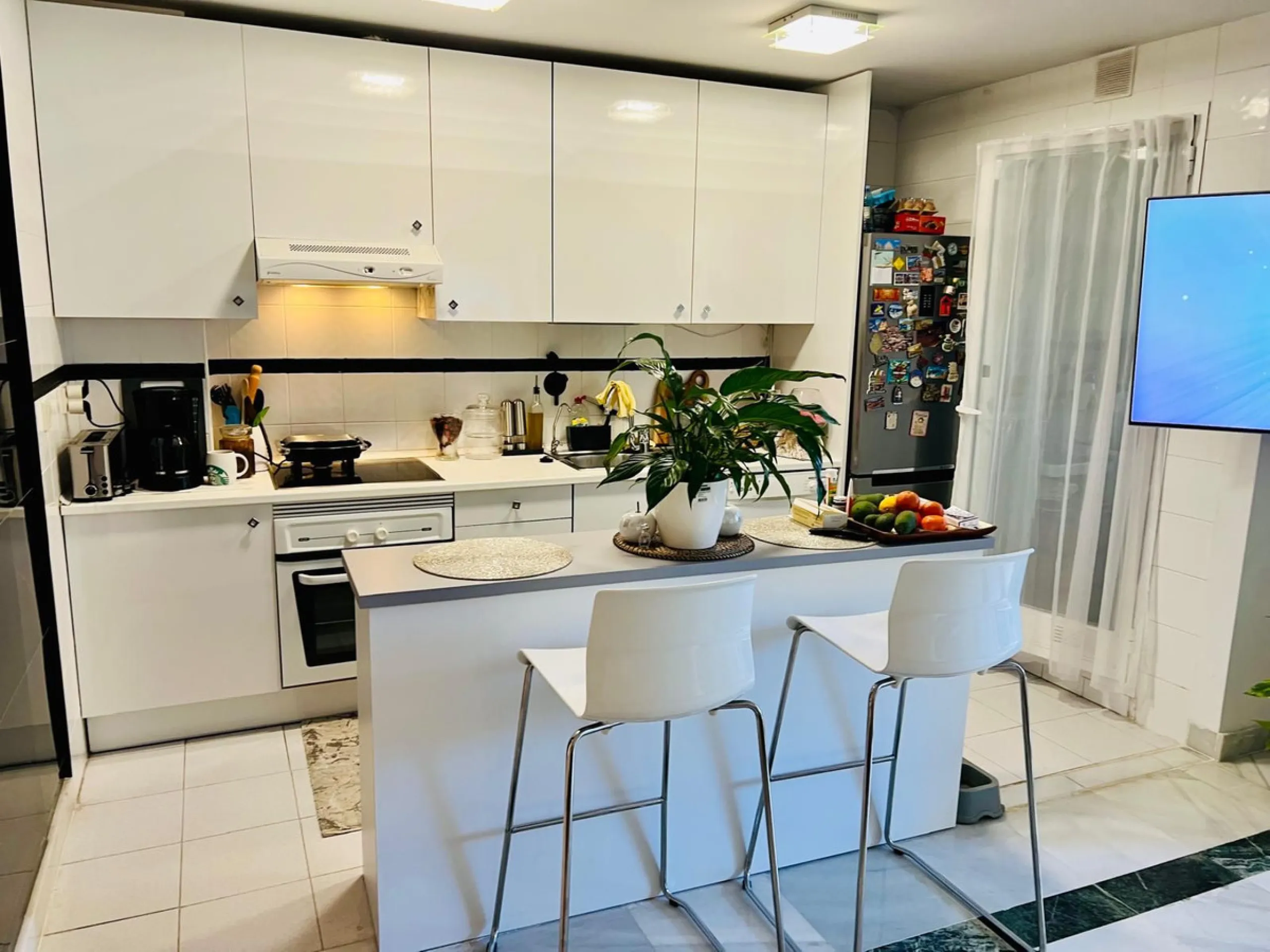 Discover this exclusive ground-floor apartment located in one of the most prestigious residential complexes in Nagüeles, in the sought-after La Carolina – Guadalpín area of ​​Marbella. A privileged location that combines tranquility, security, and proximi
