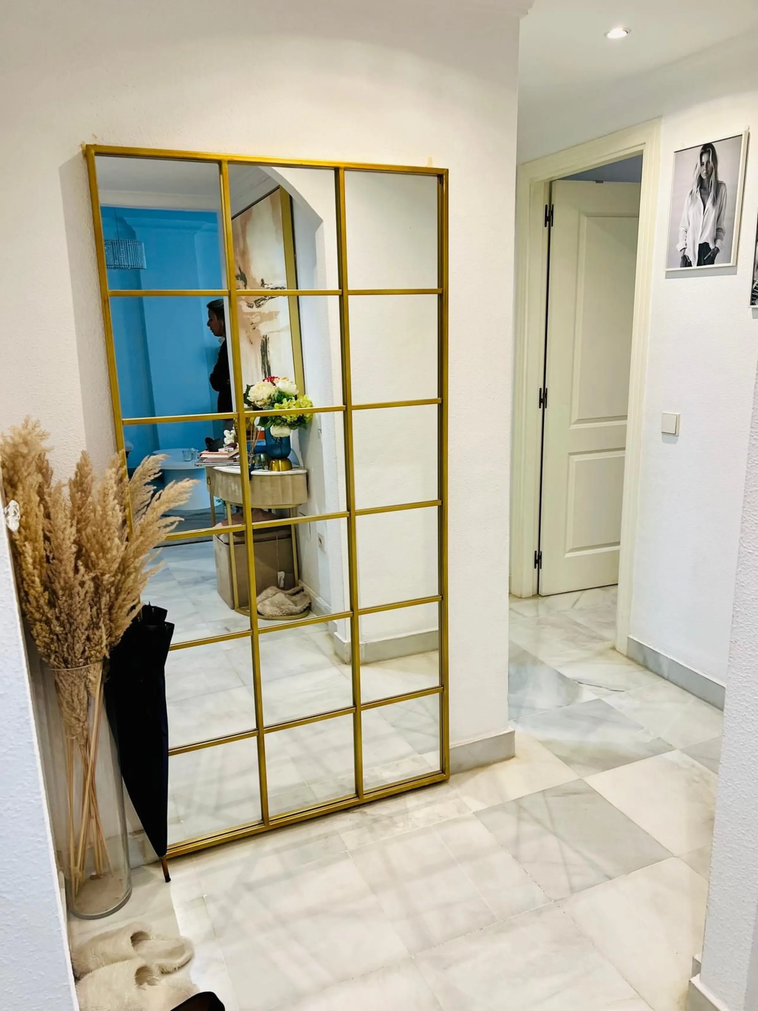 Discover this exclusive ground-floor apartment located in one of the most prestigious residential complexes in Nagüeles, in the sought-after La Carolina – Guadalpín area of ​​Marbella. A privileged location that combines tranquility, security, and proximi