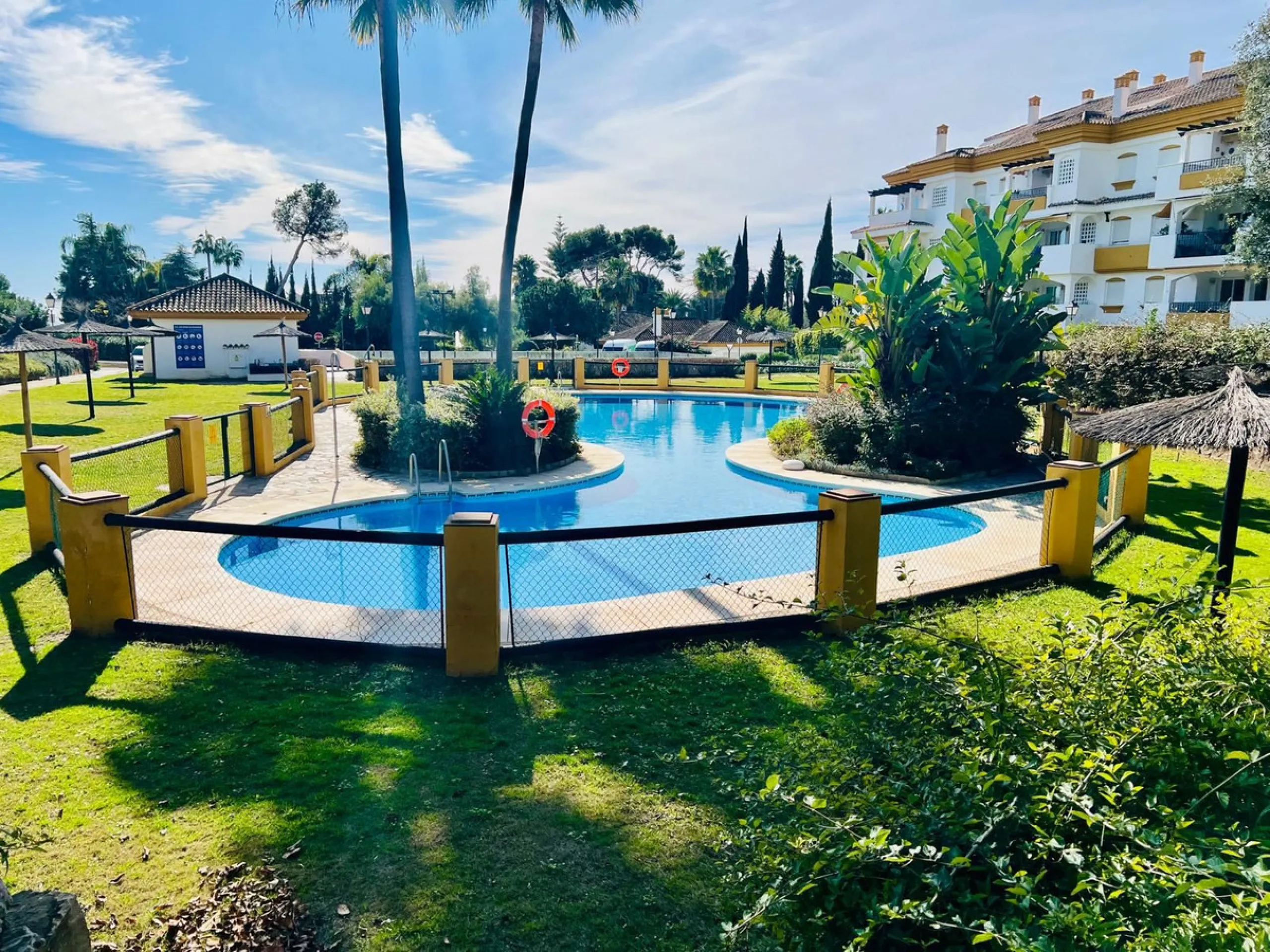 Discover this exclusive ground-floor apartment located in one of the most prestigious residential complexes in Nagüeles, in the sought-after La Carolina – Guadalpín area of ​​Marbella. A privileged location that combines tranquility, security, and proximi