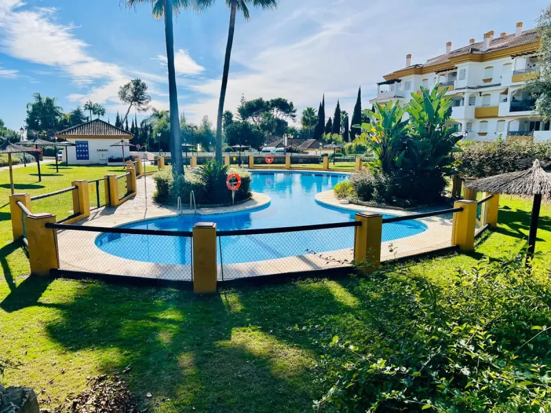 Discover this exclusive ground-floor apartment located in one of the most prestigious residential complexes in Nagüeles, in the sought-after La Carolina – Guadalpín area of ​​Marbella. A privileged location that combines tranquility, security, and proximi