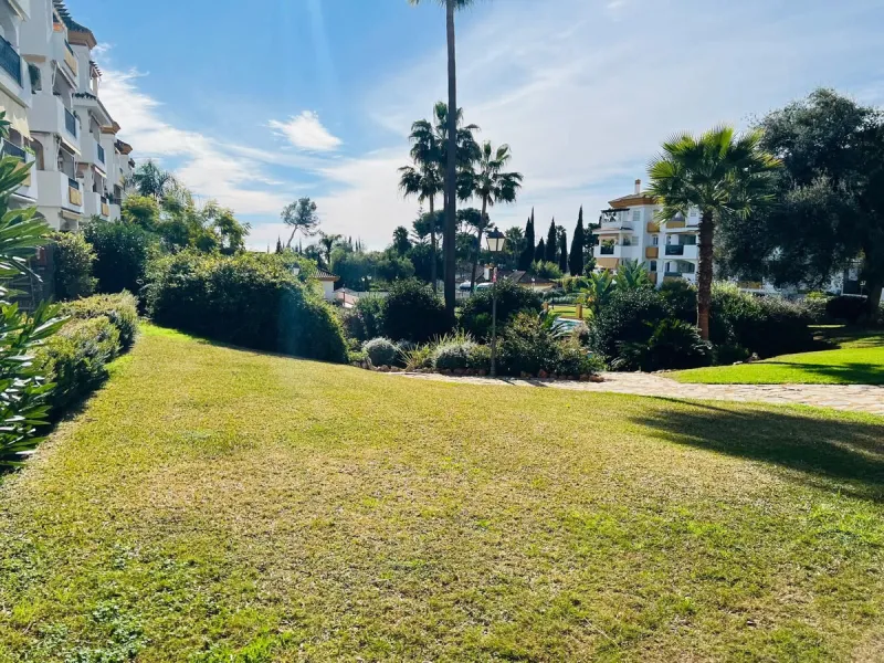 Discover this exclusive ground-floor apartment located in one of the most prestigious residential complexes in Nagüeles, in the sought-after La Carolina – Guadalpín area of ​​Marbella. A privileged location that combines tranquility, security, and proximi