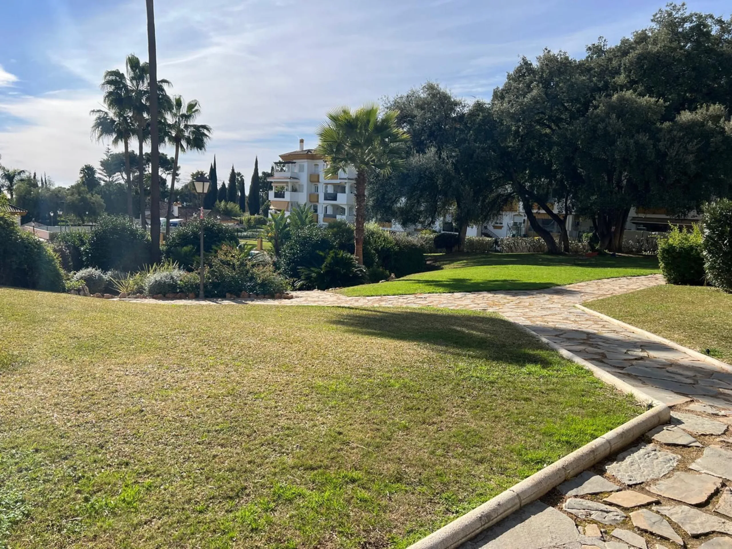 Discover this exclusive ground-floor apartment located in one of the most prestigious residential complexes in Nagüeles, in the sought-after La Carolina – Guadalpín area of ​​Marbella. A privileged location that combines tranquility, security, and proximi