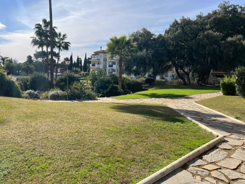 Discover this exclusive ground-floor apartment located in one of the most prestigious residential complexes in Nagüeles, in the sought-after La Carolina – Guadalpín area of ​​Marbella. A privileged location that combines tranquility, security, and proximi