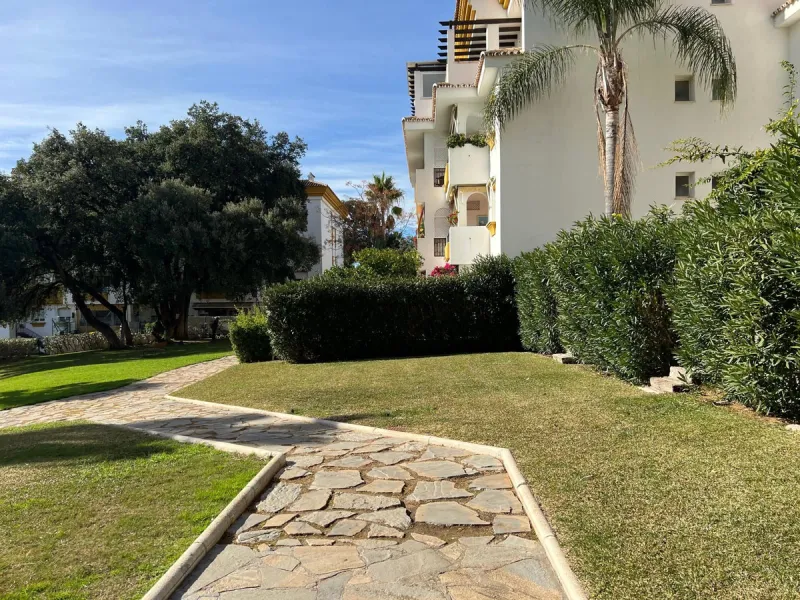 Discover this exclusive ground-floor apartment located in one of the most prestigious residential complexes in Nagüeles, in the sought-after La Carolina – Guadalpín area of ​​Marbella. A privileged location that combines tranquility, security, and proximi