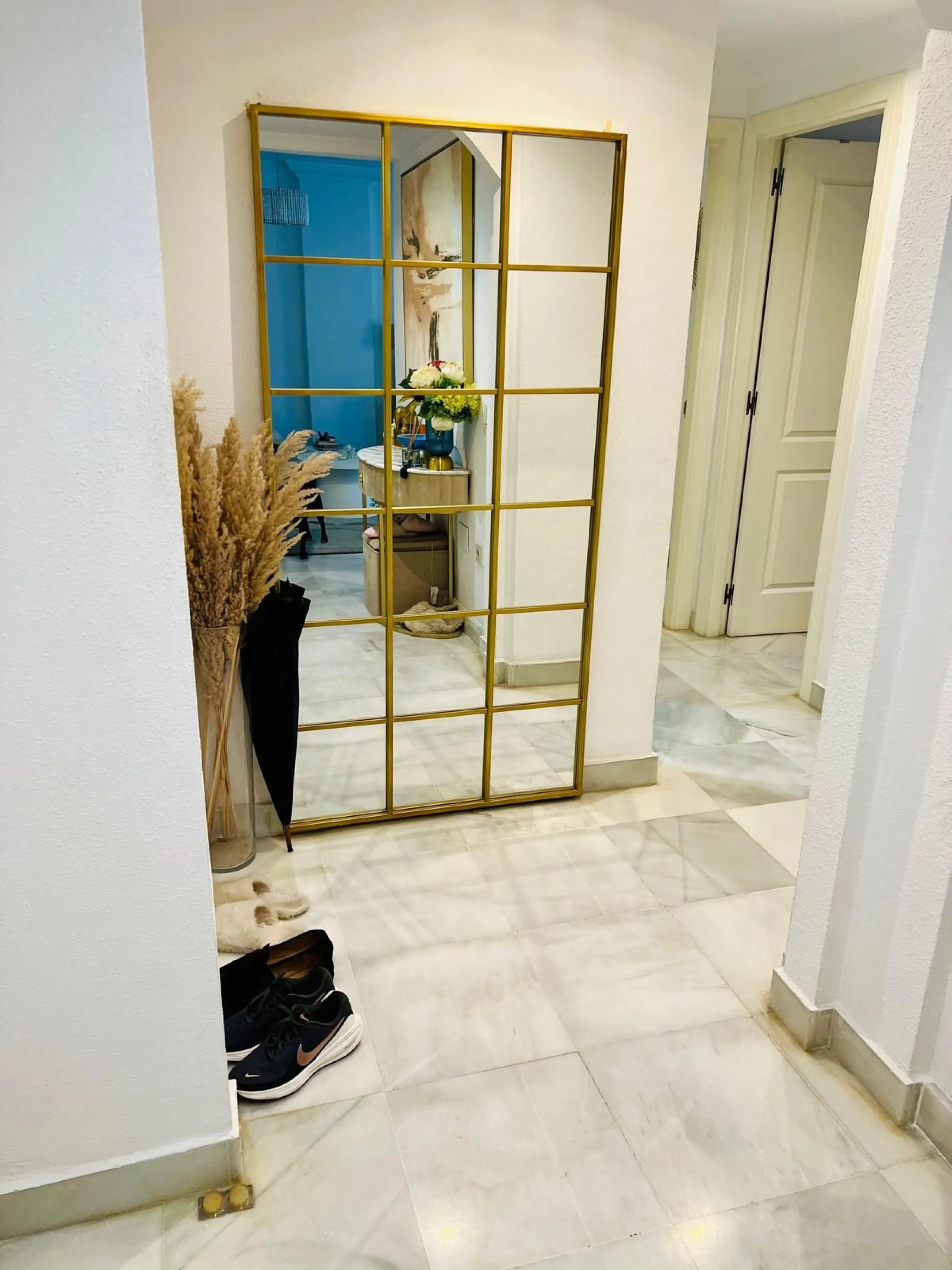 Discover this exclusive ground-floor apartment located in one of the most prestigious residential complexes in Nagüeles, in the sought-after La Carolina – Guadalpín area of ​​Marbella. A privileged location that combines tranquility, security, and proximi