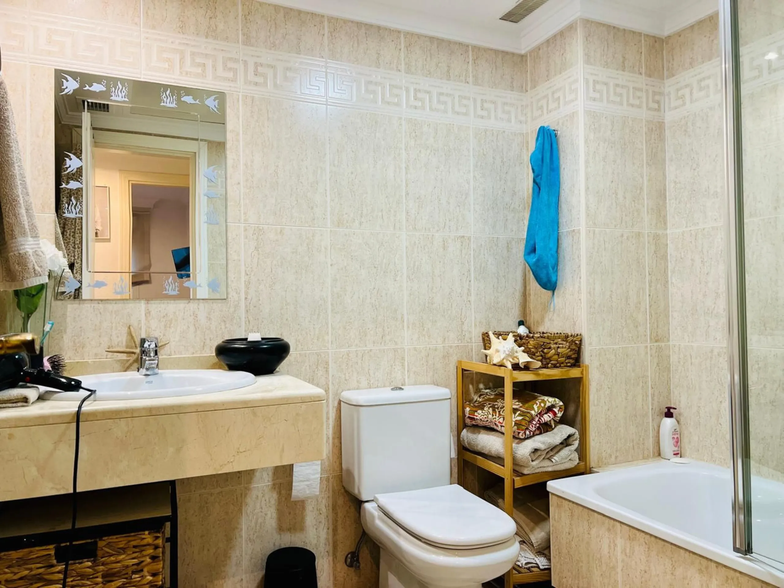 Discover this exclusive ground-floor apartment located in one of the most prestigious residential complexes in Nagüeles, in the sought-after La Carolina – Guadalpín area of ​​Marbella. A privileged location that combines tranquility, security, and proximi