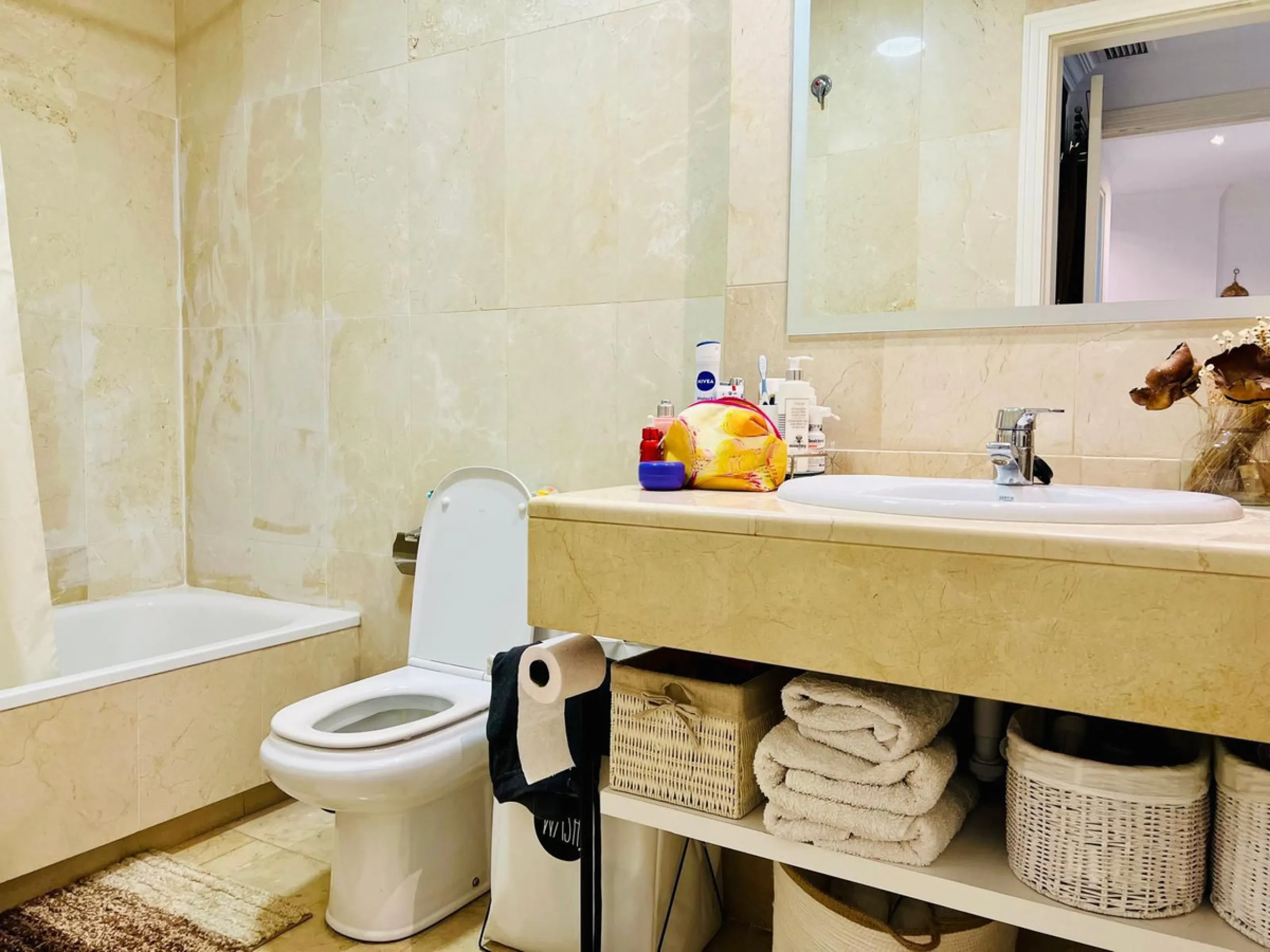 Discover this exclusive ground-floor apartment located in one of the most prestigious residential complexes in Nagüeles, in the sought-after La Carolina – Guadalpín area of ​​Marbella. A privileged location that combines tranquility, security, and proximi