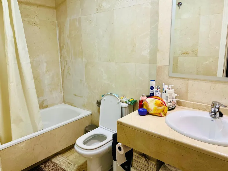 Discover this exclusive ground-floor apartment located in one of the most prestigious residential complexes in Nagüeles, in the sought-after La Carolina – Guadalpín area of ​​Marbella. A privileged location that combines tranquility, security, and proximi