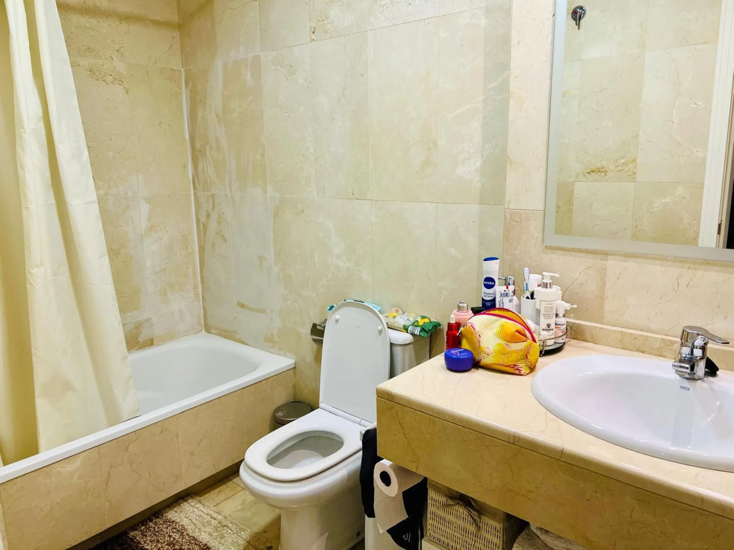Discover this exclusive ground-floor apartment located in one of the most prestigious residential complexes in Nagüeles, in the sought-after La Carolina – Guadalpín area of ​​Marbella. A privileged location that combines tranquility, security, and proximi