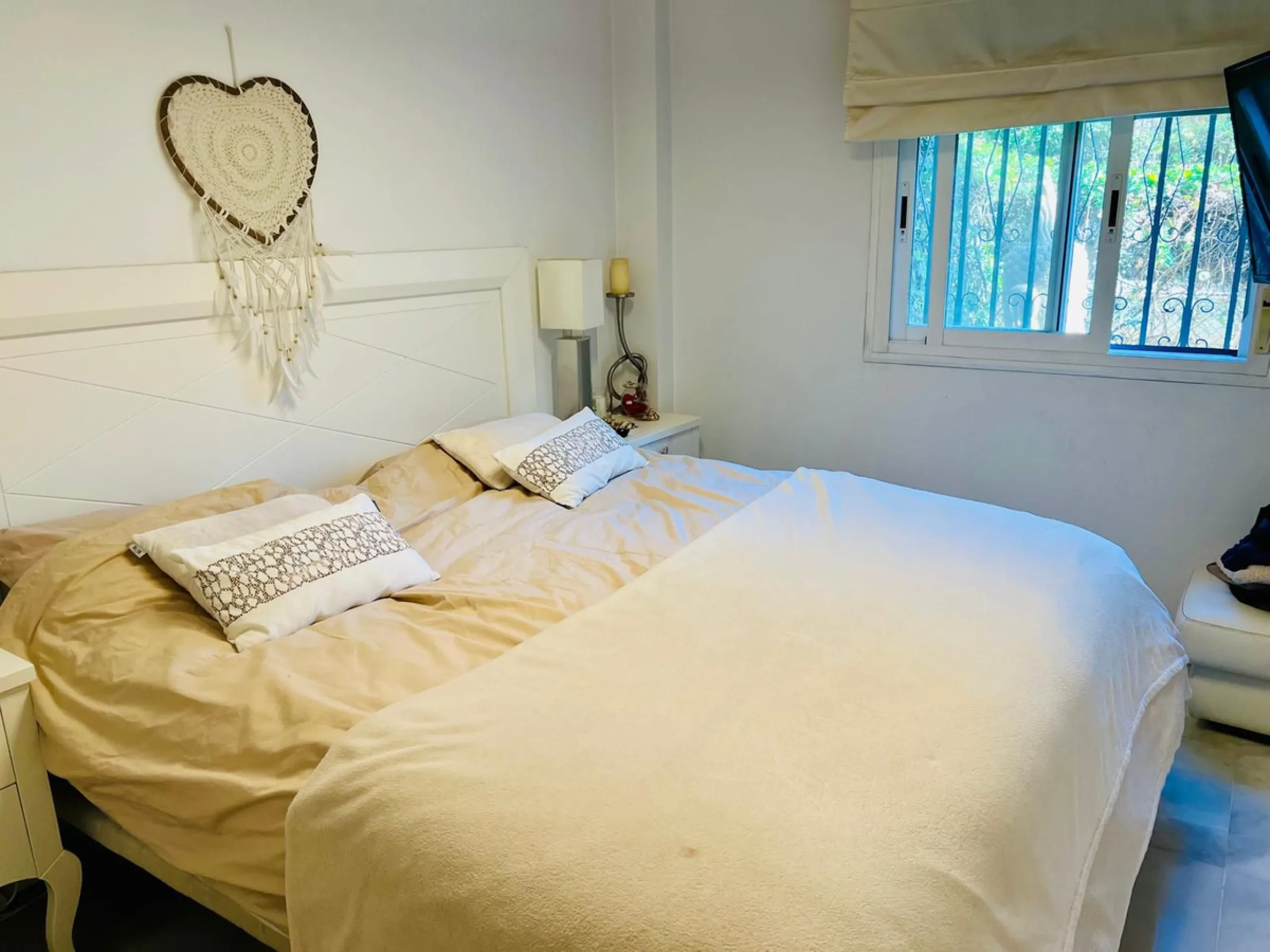 Discover this exclusive ground-floor apartment located in one of the most prestigious residential complexes in Nagüeles, in the sought-after La Carolina – Guadalpín area of ​​Marbella. A privileged location that combines tranquility, security, and proximi