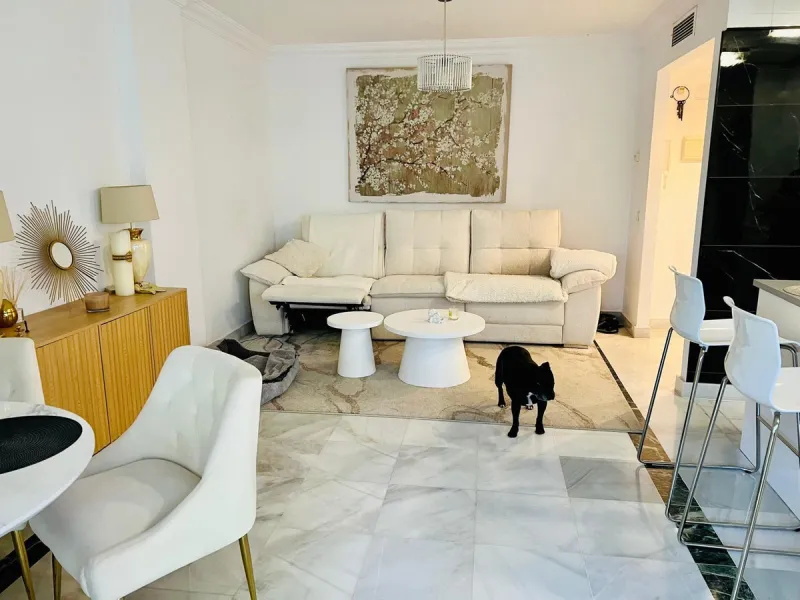 Discover this exclusive ground-floor apartment located in one of the most prestigious residential complexes in Nagüeles, in the sought-after La Carolina – Guadalpín area of ​​Marbella. A privileged location that combines tranquility, security, and proximi