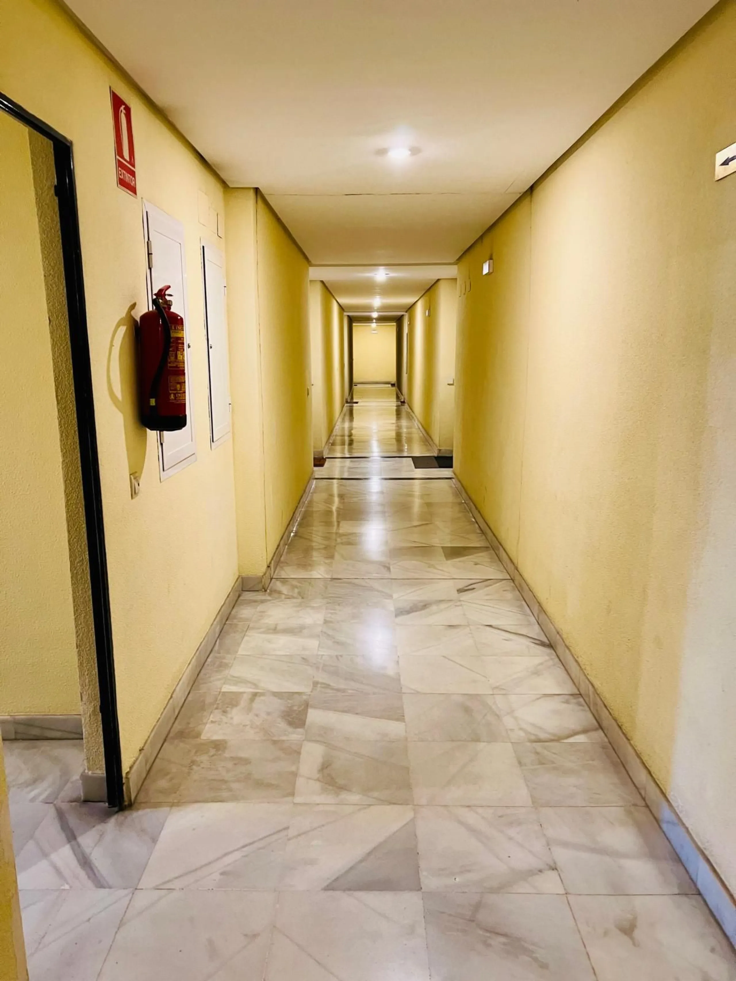 Discover this exclusive ground-floor apartment located in one of the most prestigious residential complexes in Nagüeles, in the sought-after La Carolina – Guadalpín area of ​​Marbella. A privileged location that combines tranquility, security, and proximi