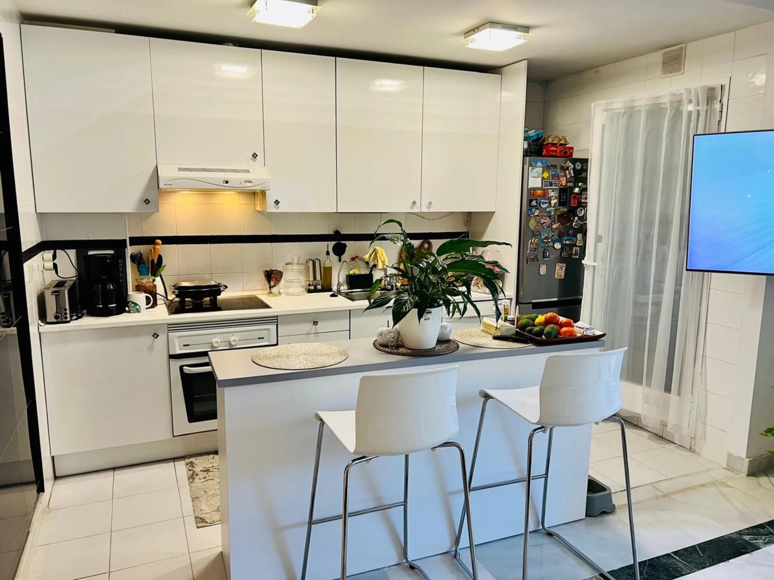 Discover this exclusive ground-floor apartment located in one of the most prestigious residential complexes in Nagüeles, in the sought-after La Carolina – Guadalpín area of ​​Marbella. A privileged location that combines tranquility, security, and proximi