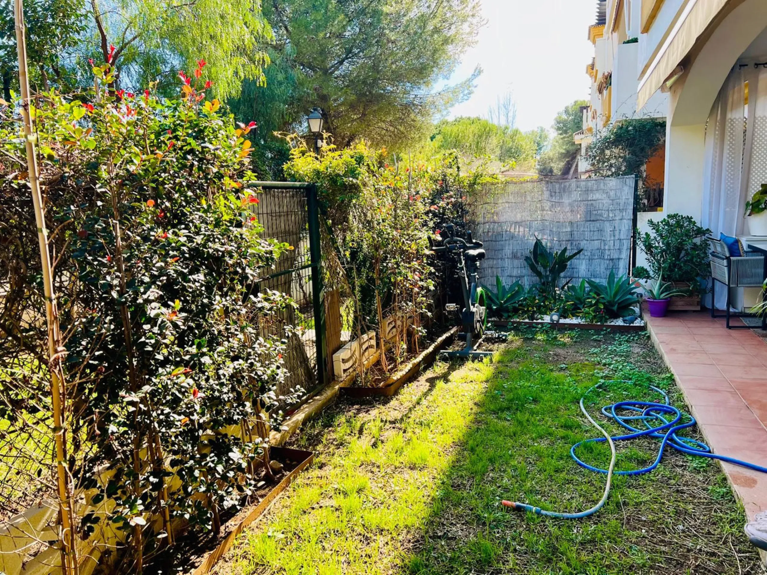 Discover this exclusive ground-floor apartment located in one of the most prestigious residential complexes in Nagüeles, in the sought-after La Carolina – Guadalpín area of ​​Marbella. A privileged location that combines tranquility, security, and proximi