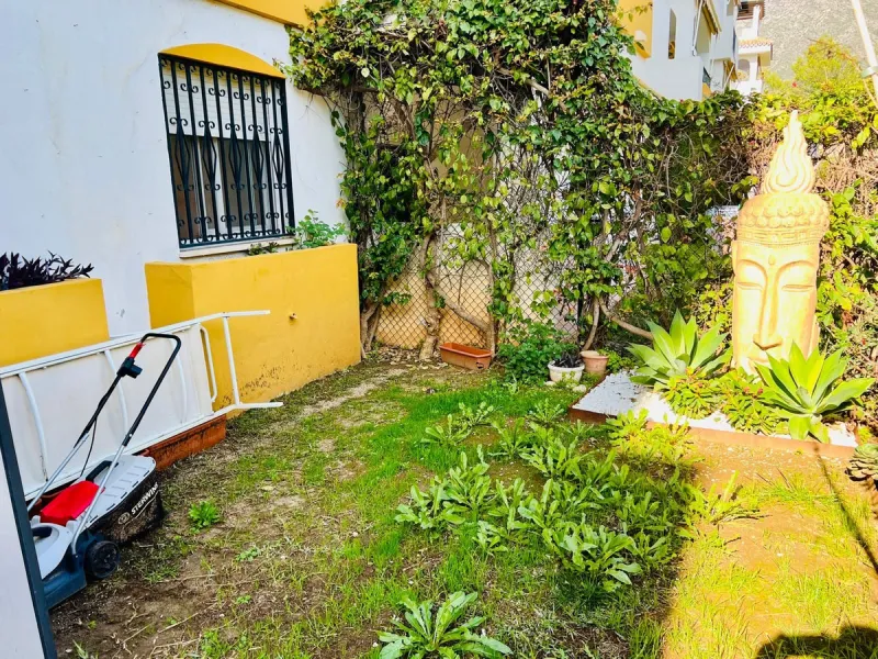 Discover this exclusive ground-floor apartment located in one of the most prestigious residential complexes in Nagüeles, in the sought-after La Carolina – Guadalpín area of ​​Marbella. A privileged location that combines tranquility, security, and proximi