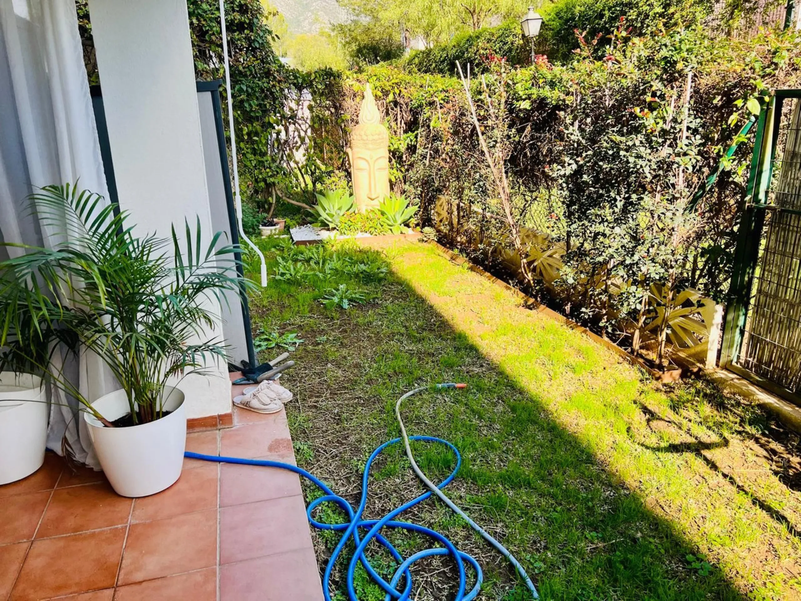 Discover this exclusive ground-floor apartment located in one of the most prestigious residential complexes in Nagüeles, in the sought-after La Carolina – Guadalpín area of ​​Marbella. A privileged location that combines tranquility, security, and proximi
