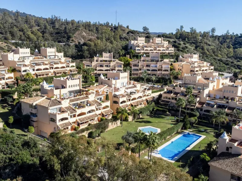 Spacious, recently renovated 3-bedroom apartment in one of the most beautiful and safest urbanizations in Elviria, "St. Maria Village." A 24-hour security community just 5 minutes from the beach, it features several swimming pools and a large, beautifully
