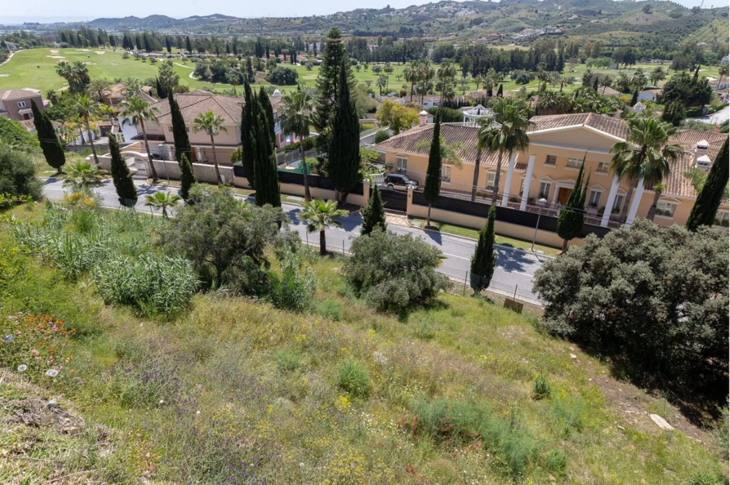 Located in the prestigious area of Mijas Golf, Mijas Costa, Málaga, this exceptional residential plot offers a unique opportunity to create a bespoke home in one of the most sought-after locations on the Costa del Sol. Boasting an impressive 1,573m2, this