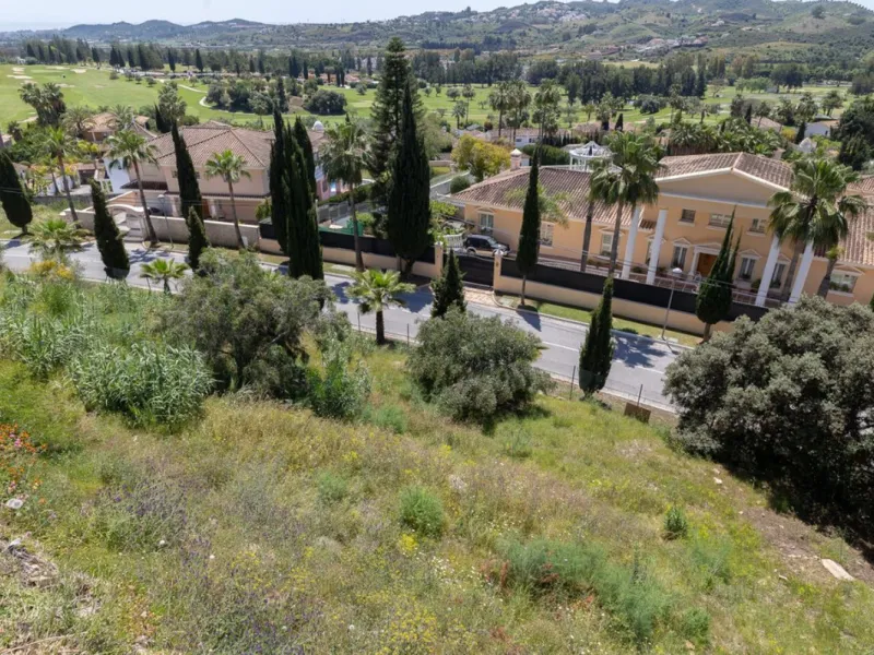 Located in the prestigious area of Mijas Golf, Mijas Costa, Málaga, this exceptional residential plot offers a unique opportunity to create a bespoke home in one of the most sought-after locations on the Costa del Sol. Boasting an impressive 1,573m2, this