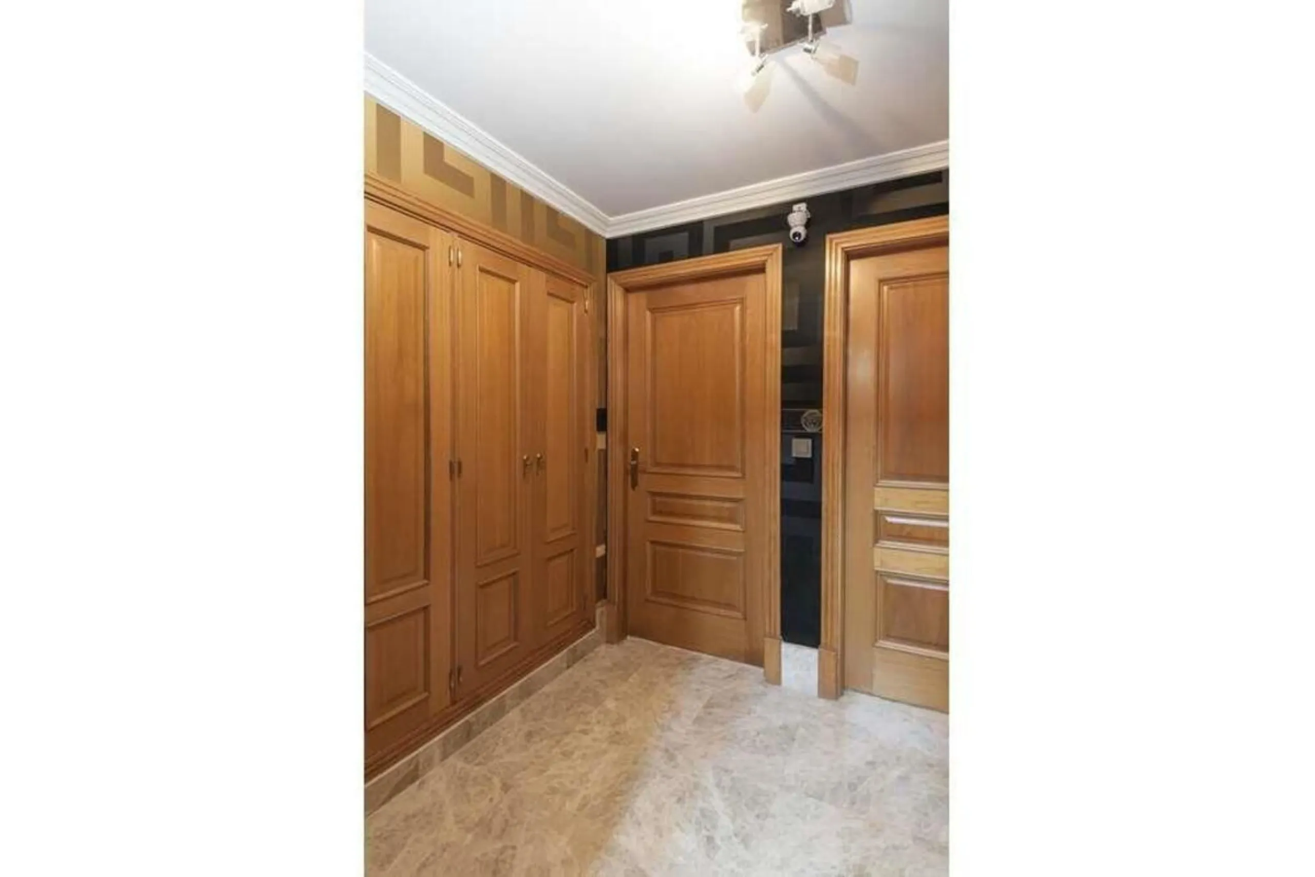 House - Semi-Detached House в продаже в Marbella, Málaga. В доме 3 спален и 4 ванных комнат. Площадь дома 180 м². Площадь участка 100 м²