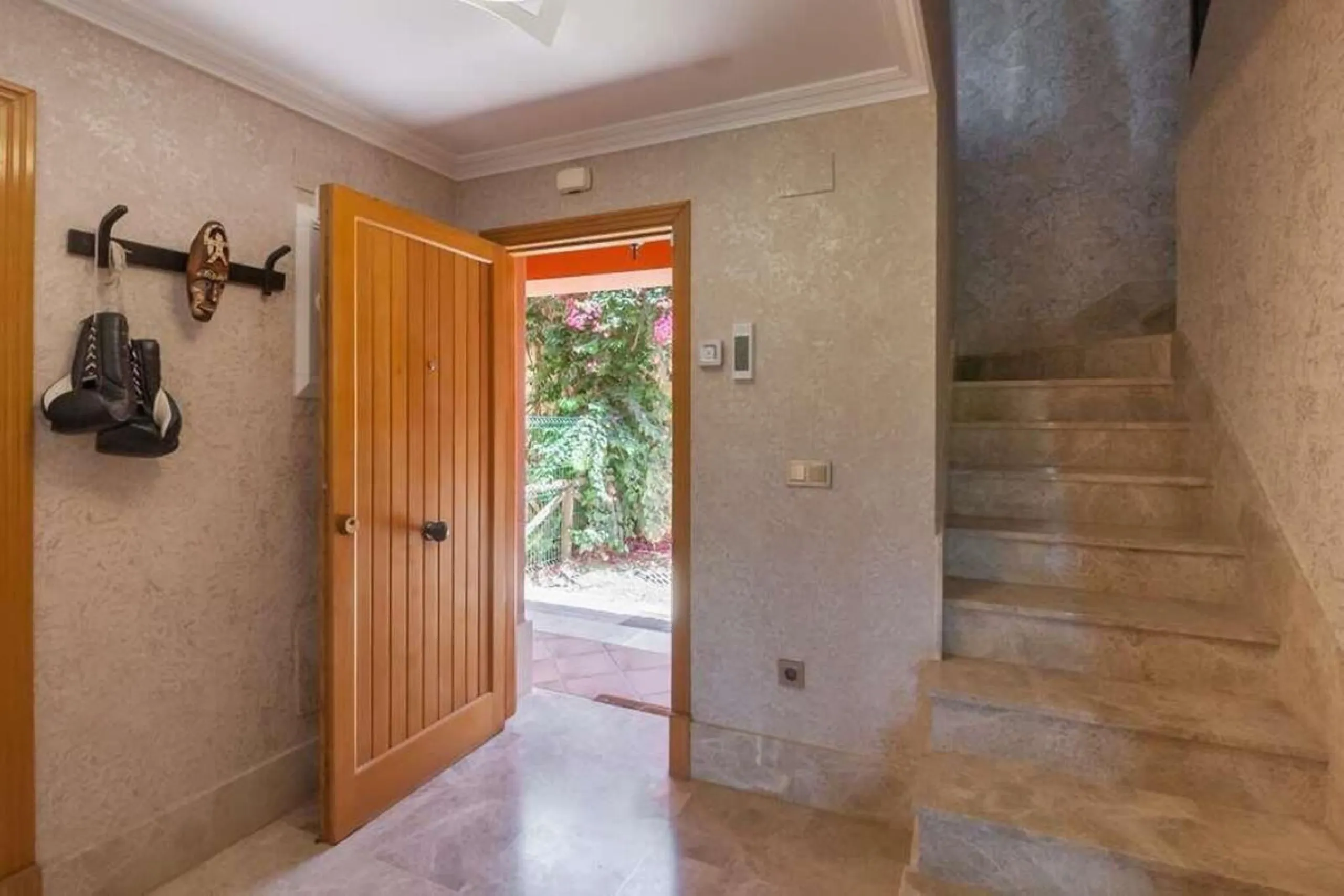 House - Semi-Detached House в продаже в Marbella, Málaga. В доме 3 спален и 4 ванных комнат. Площадь дома 180 м². Площадь участка 100 м²