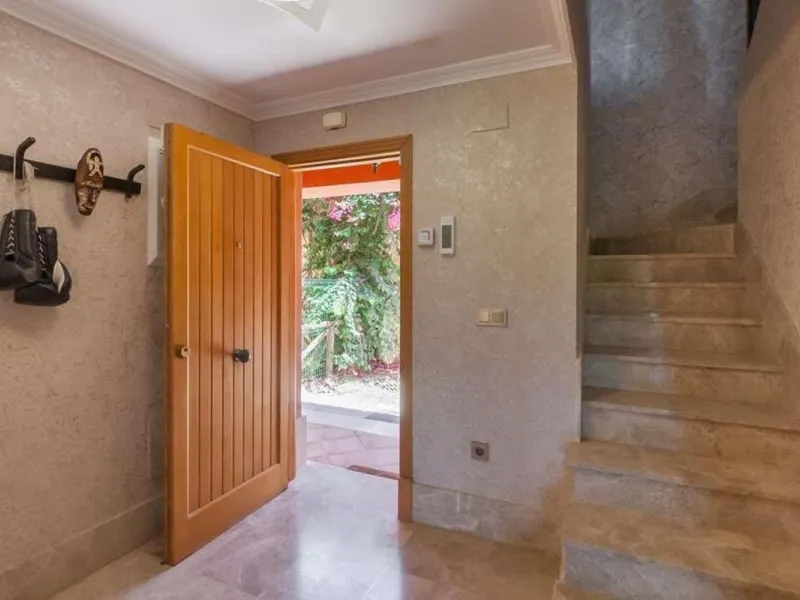 House - Semi-Detached House в продаже в Marbella, Málaga. В доме 3 спален и 4 ванных комнат. Площадь дома 180 м². Площадь участка 100 м²