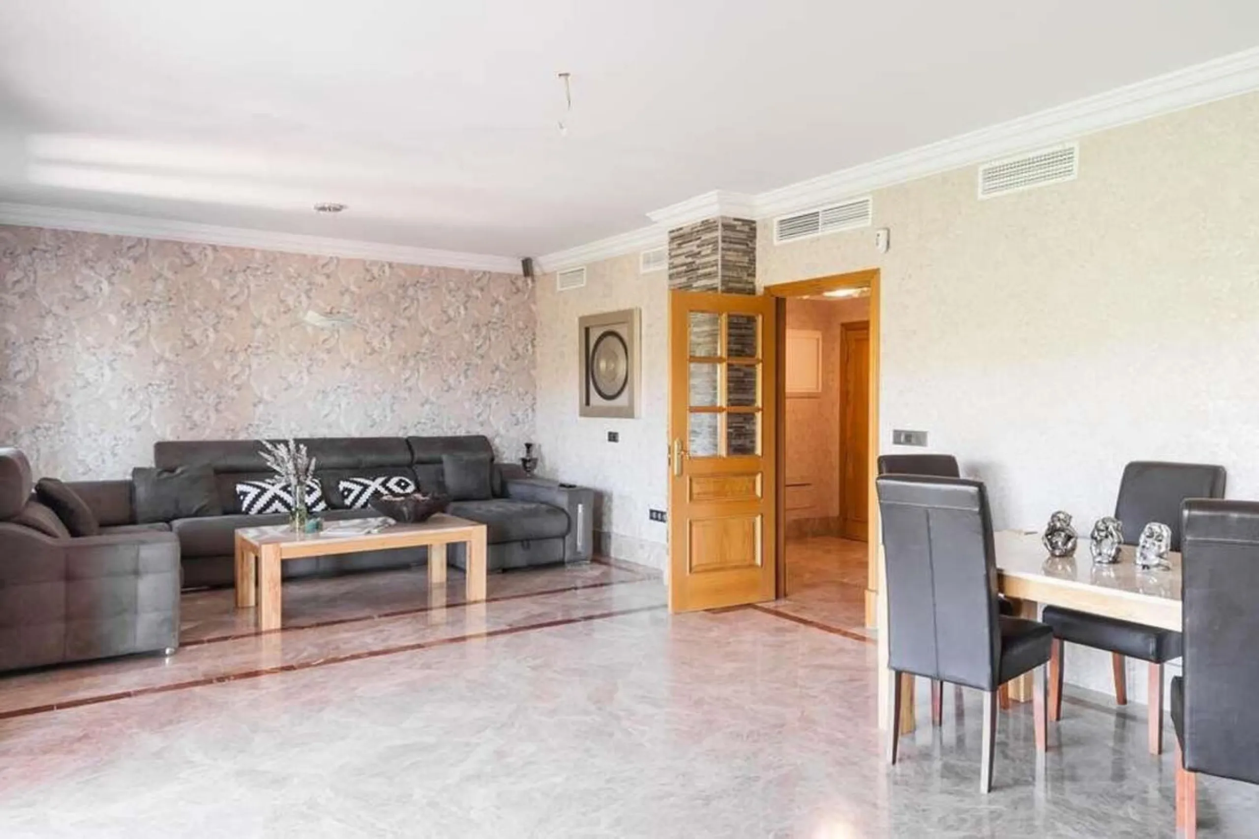 House - Semi-Detached House в продаже в Marbella, Málaga. В доме 3 спален и 4 ванных комнат. Площадь дома 180 м². Площадь участка 100 м²