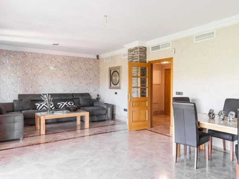 House - Semi-Detached House в продаже в Marbella, Málaga. В доме 3 спален и 4 ванных комнат. Площадь дома 180 м². Площадь участка 100 м²
