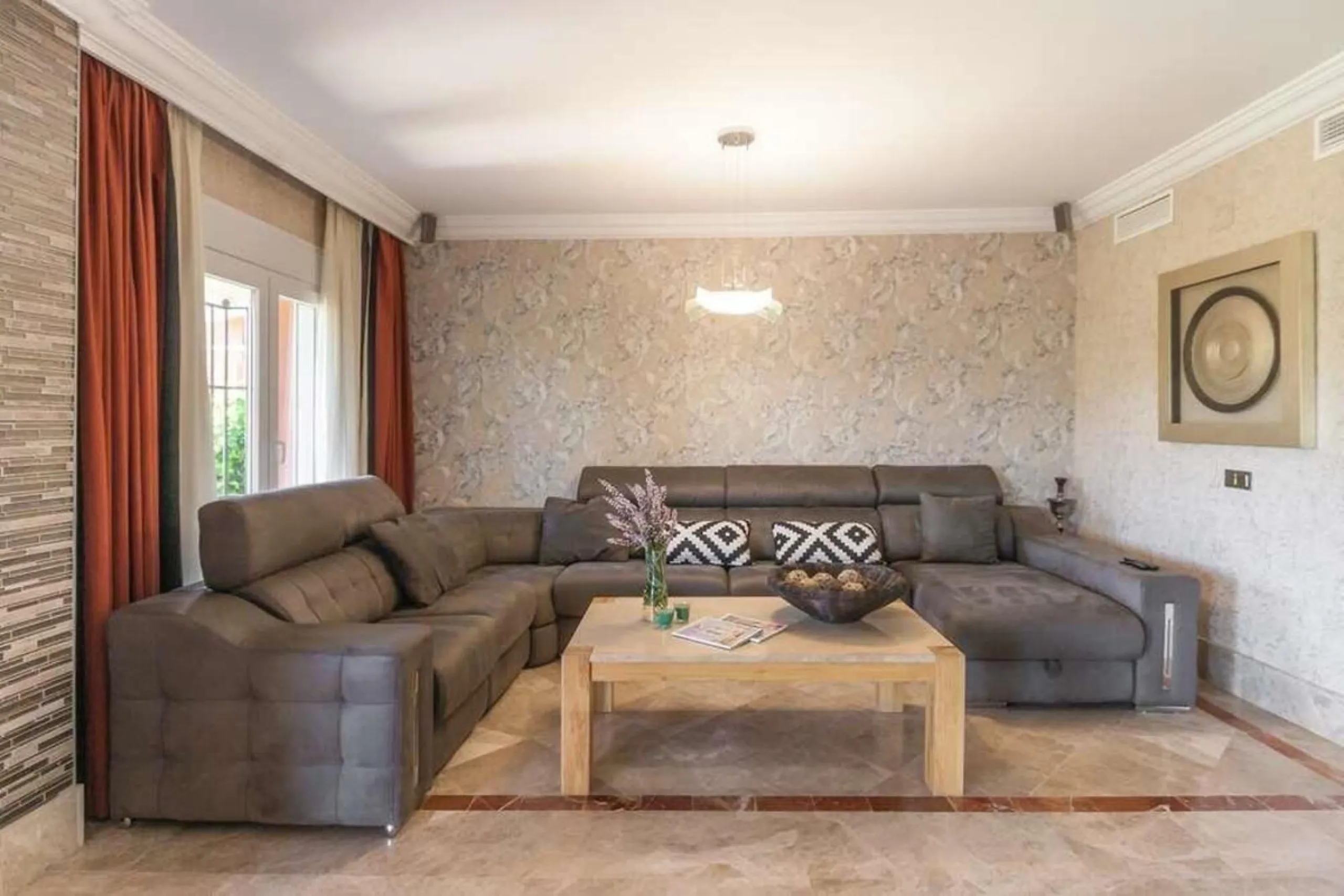 House - Semi-Detached House в продаже в Marbella, Málaga. В доме 3 спален и 4 ванных комнат. Площадь дома 180 м². Площадь участка 100 м²