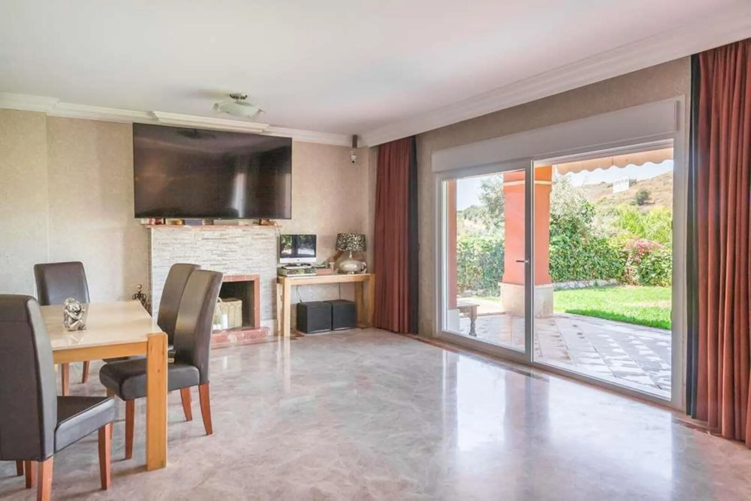House - Semi-Detached House в продаже в Marbella, Málaga. В доме 3 спален и 4 ванных комнат. Площадь дома 180 м². Площадь участка 100 м²