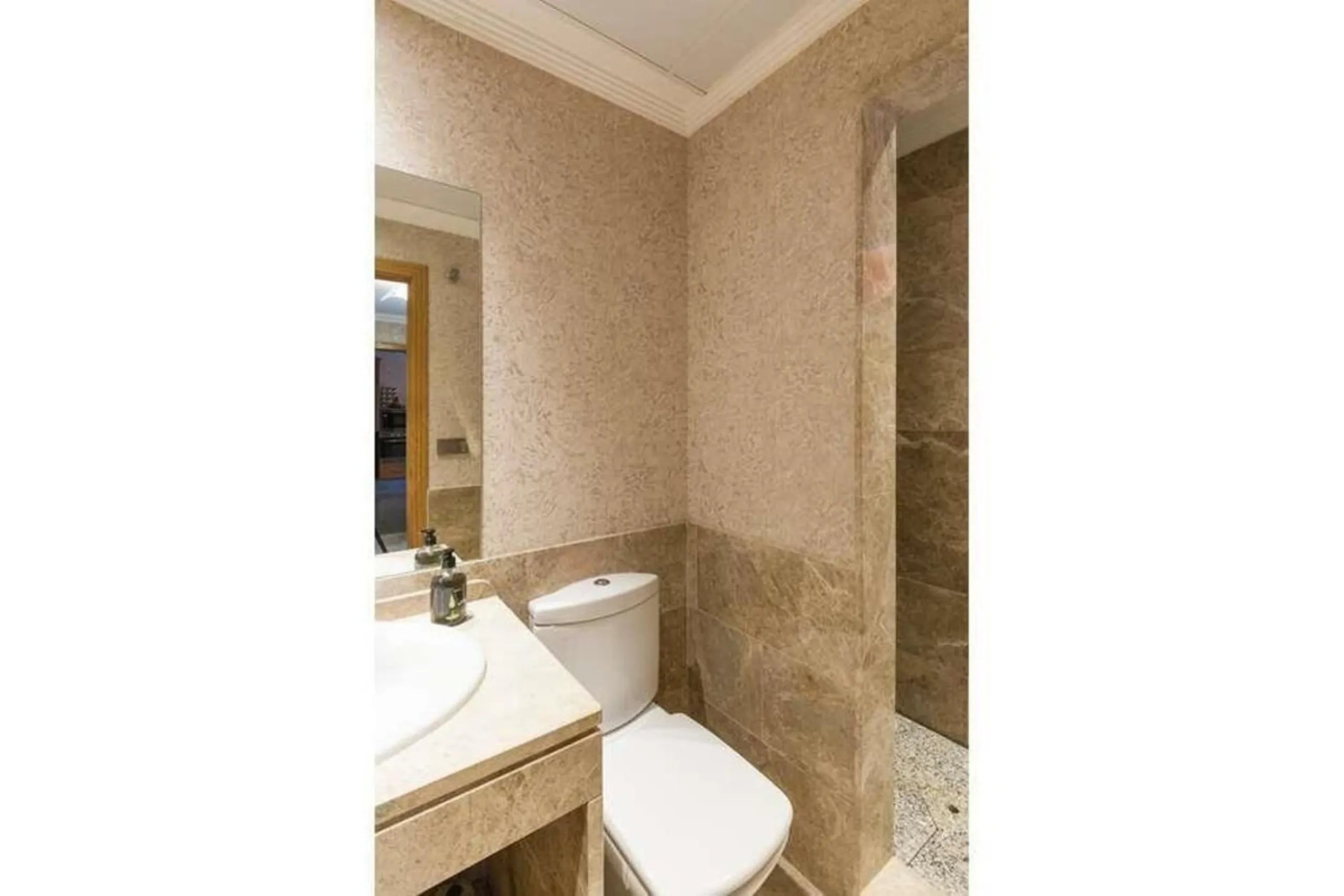 House - Semi-Detached House в продаже в Marbella, Málaga. В доме 3 спален и 4 ванных комнат. Площадь дома 180 м². Площадь участка 100 м²