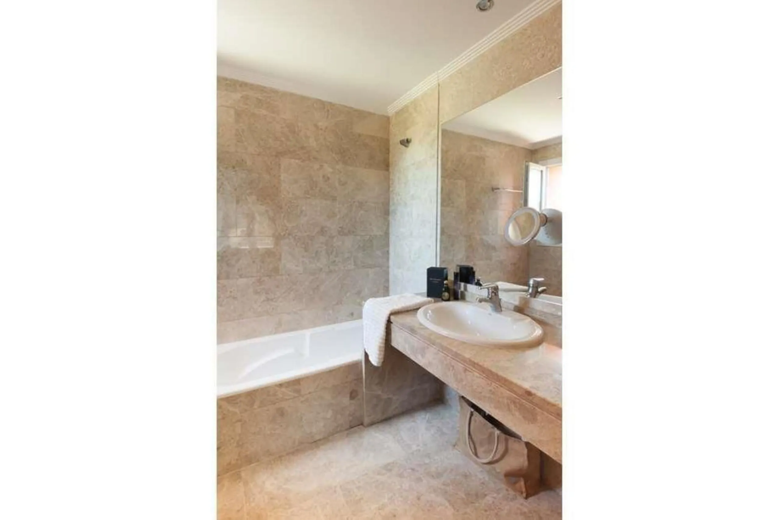 House - Semi-Detached House в продаже в Marbella, Málaga. В доме 3 спален и 4 ванных комнат. Площадь дома 180 м². Площадь участка 100 м²