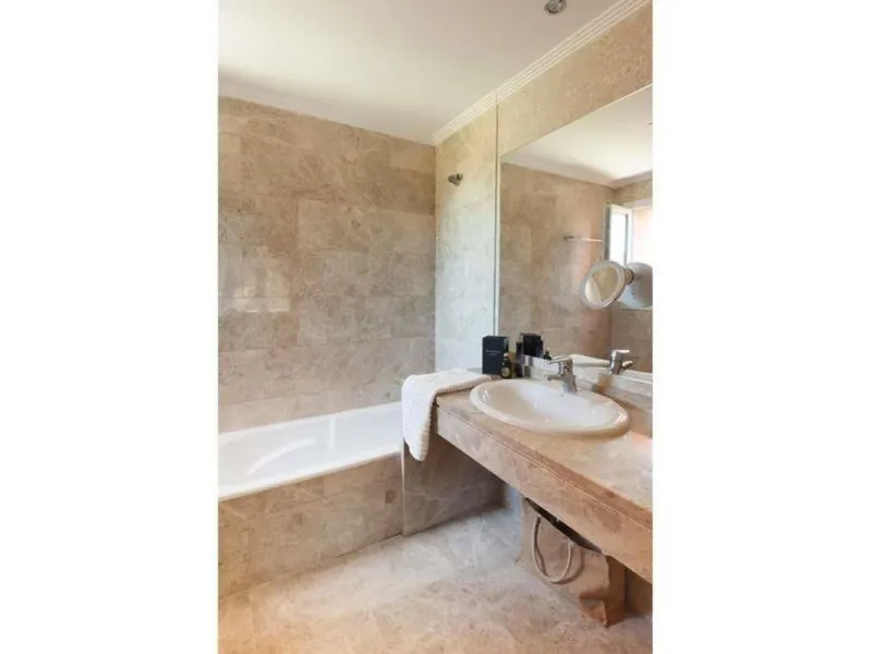 House - Semi-Detached House в продаже в Marbella, Málaga. В доме 3 спален и 4 ванных комнат. Площадь дома 180 м². Площадь участка 100 м²