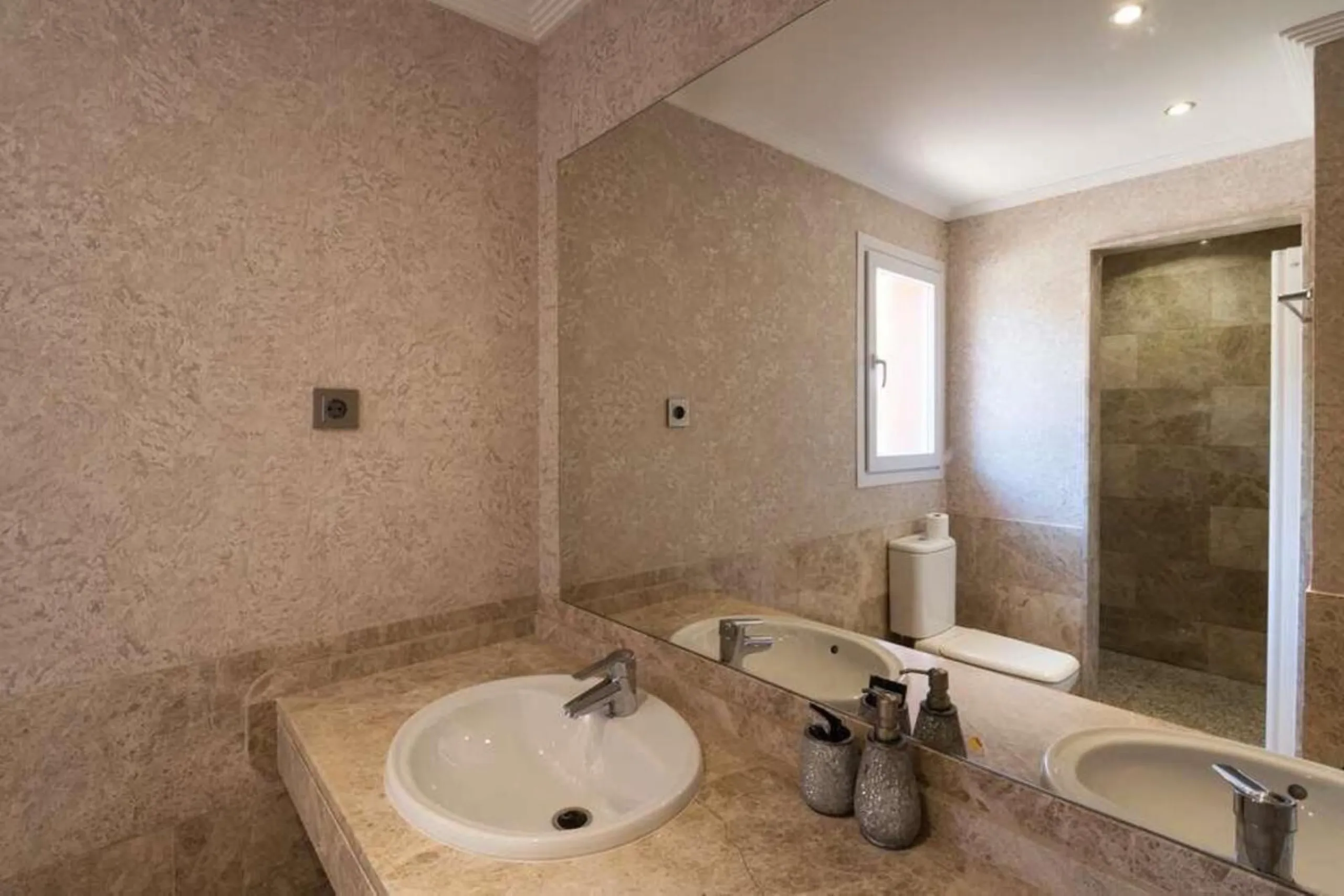House - Semi-Detached House в продаже в Marbella, Málaga. В доме 3 спален и 4 ванных комнат. Площадь дома 180 м². Площадь участка 100 м²