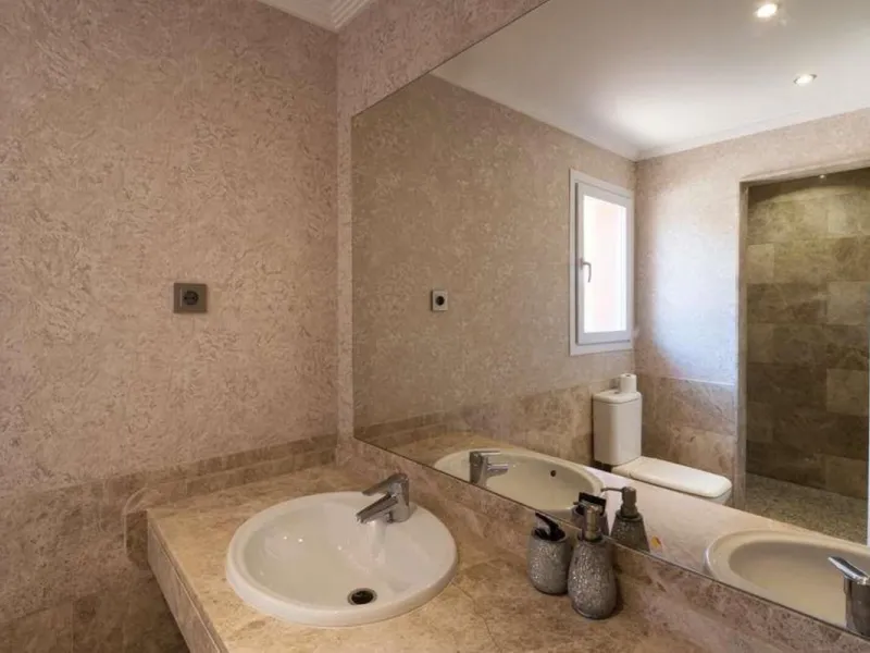 House - Semi-Detached House в продаже в Marbella, Málaga. В доме 3 спален и 4 ванных комнат. Площадь дома 180 м². Площадь участка 100 м²