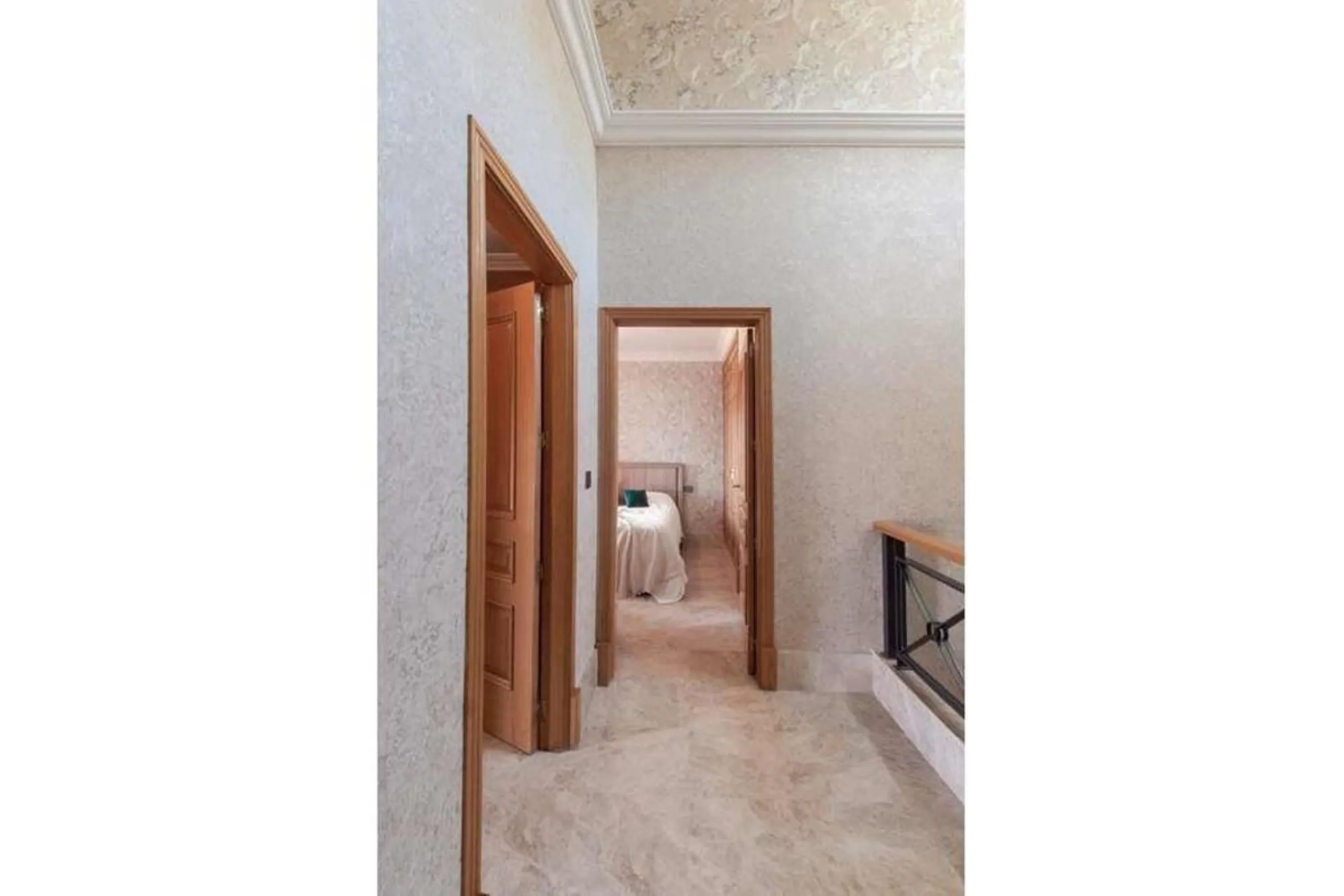 House - Semi-Detached House в продаже в Marbella, Málaga. В доме 3 спален и 4 ванных комнат. Площадь дома 180 м². Площадь участка 100 м²