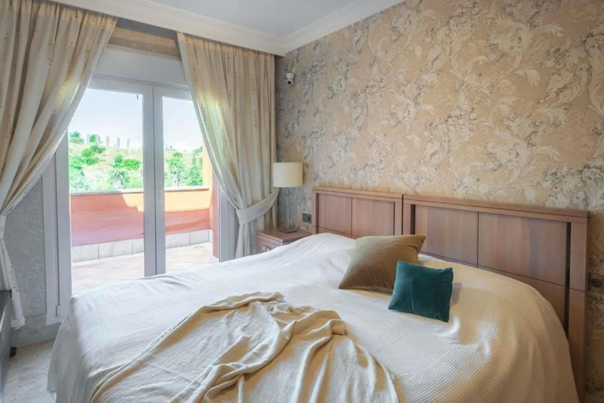 House - Semi-Detached House в продаже в Marbella, Málaga. В доме 3 спален и 4 ванных комнат. Площадь дома 180 м². Площадь участка 100 м²