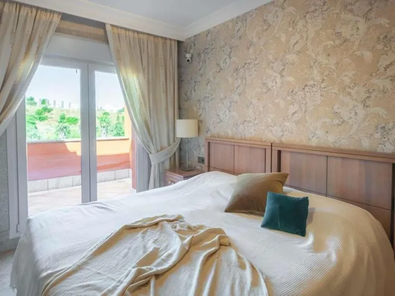 House - Semi-Detached House в продаже в Marbella, Málaga. В доме 3 спален и 4 ванных комнат. Площадь дома 180 м². Площадь участка 100 м²