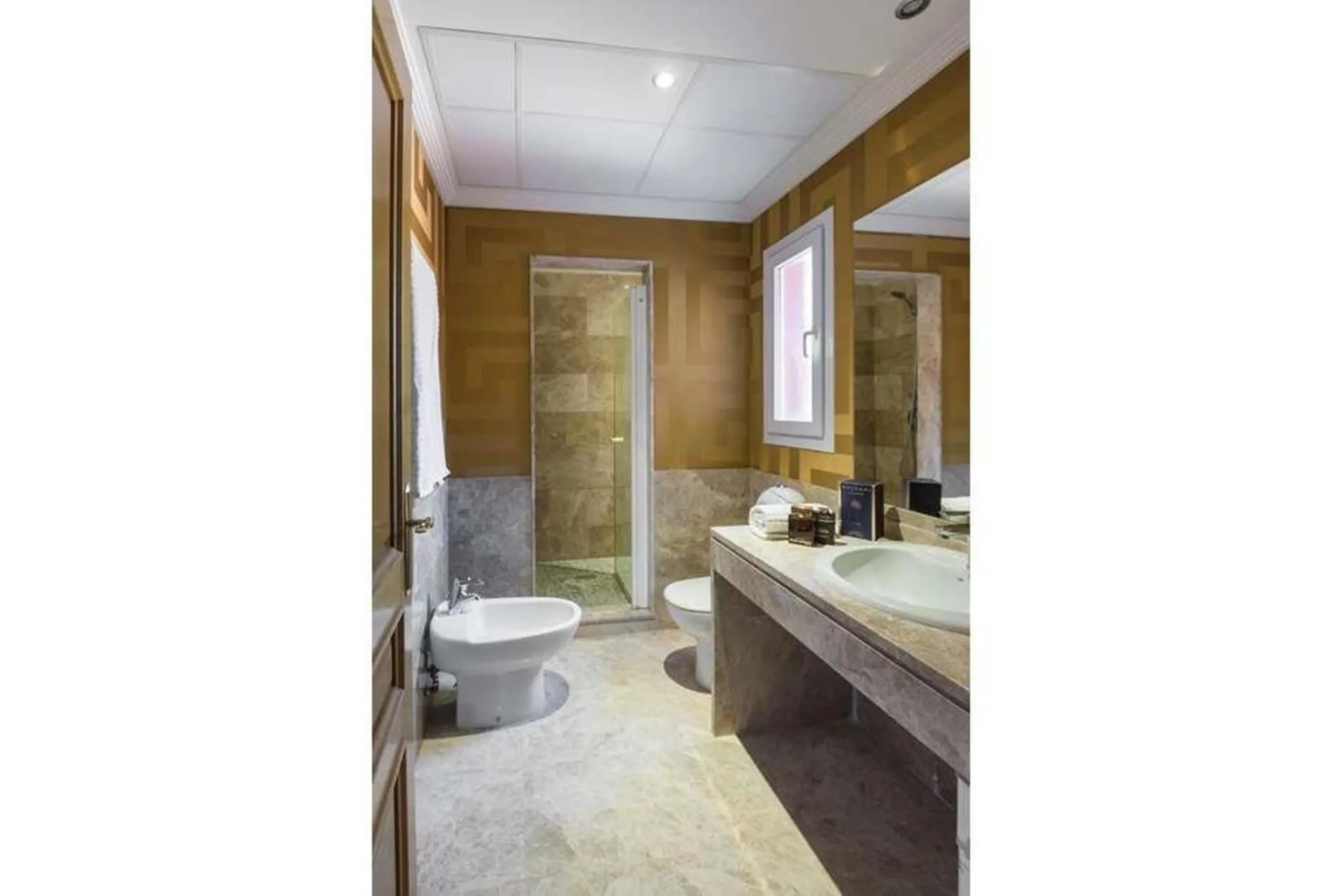 House - Semi-Detached House в продаже в Marbella, Málaga. В доме 3 спален и 4 ванных комнат. Площадь дома 180 м². Площадь участка 100 м²